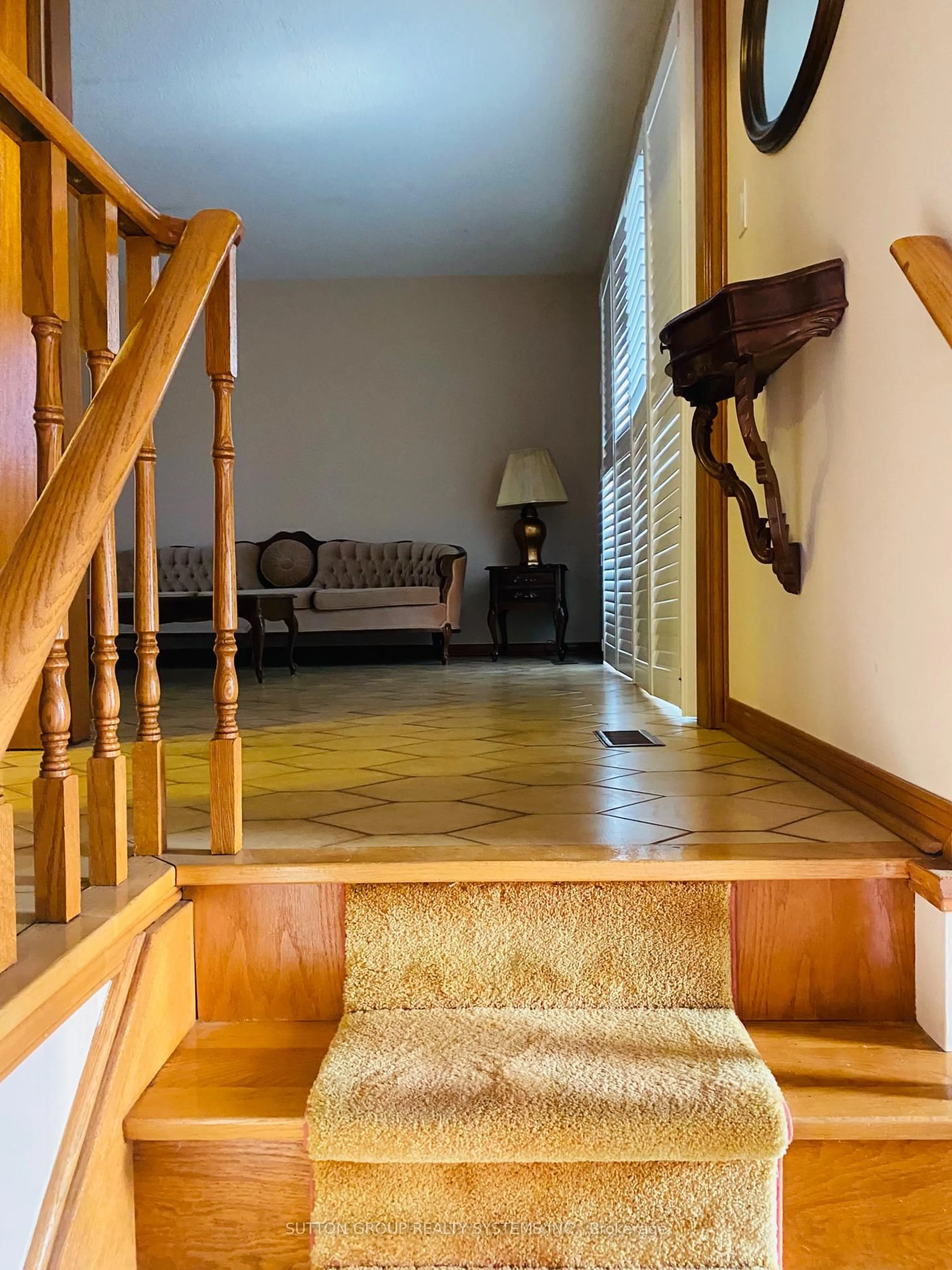 Indoor foyer for 125 Sentinel Rd, Toronto Ontario M3J 3G7