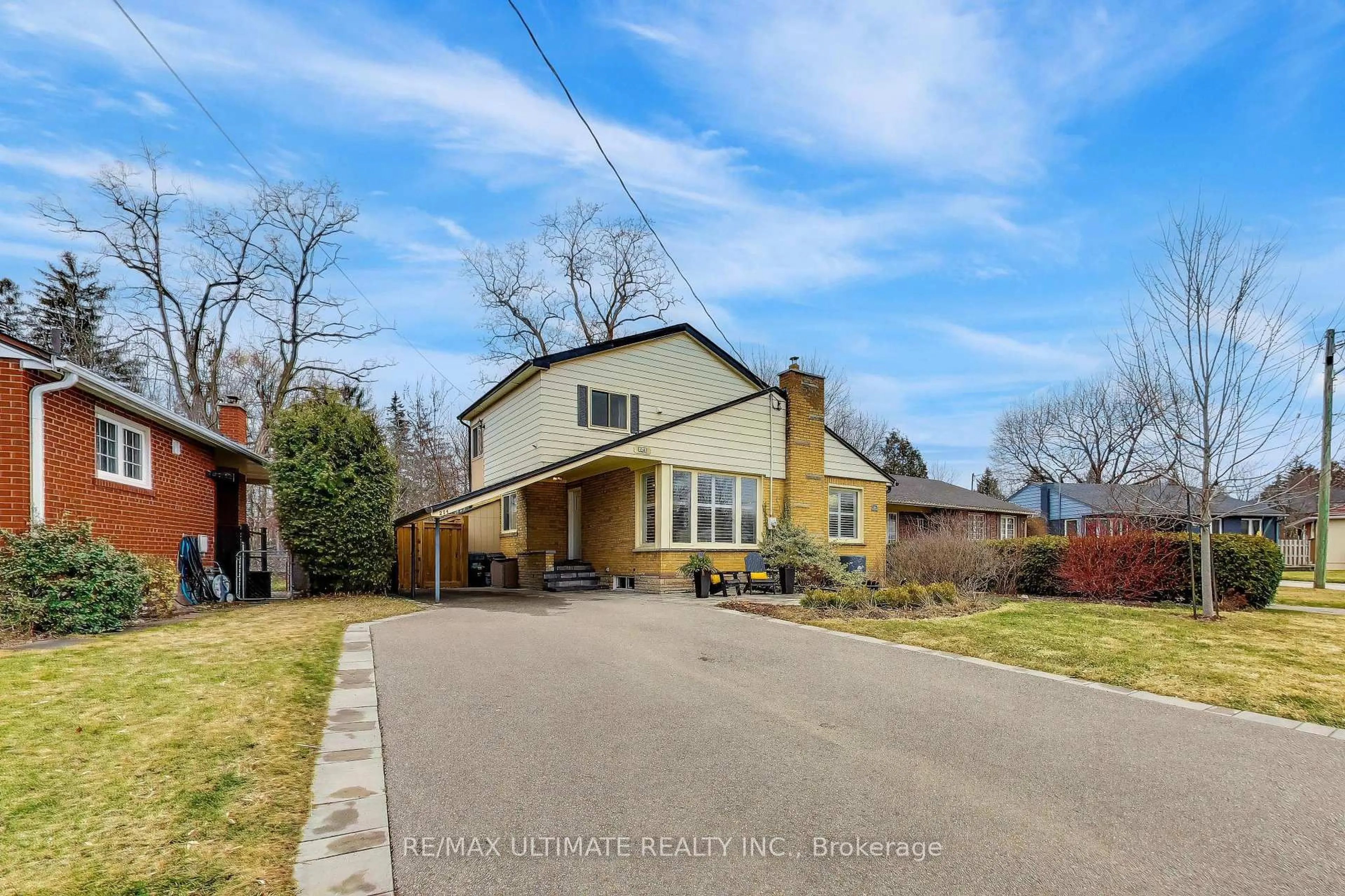 A pic from outside/outdoor area/front of a property/back of a property/a pic from drone, street for 214 Riverplace Cres, Milton Ontario L9T 1W5