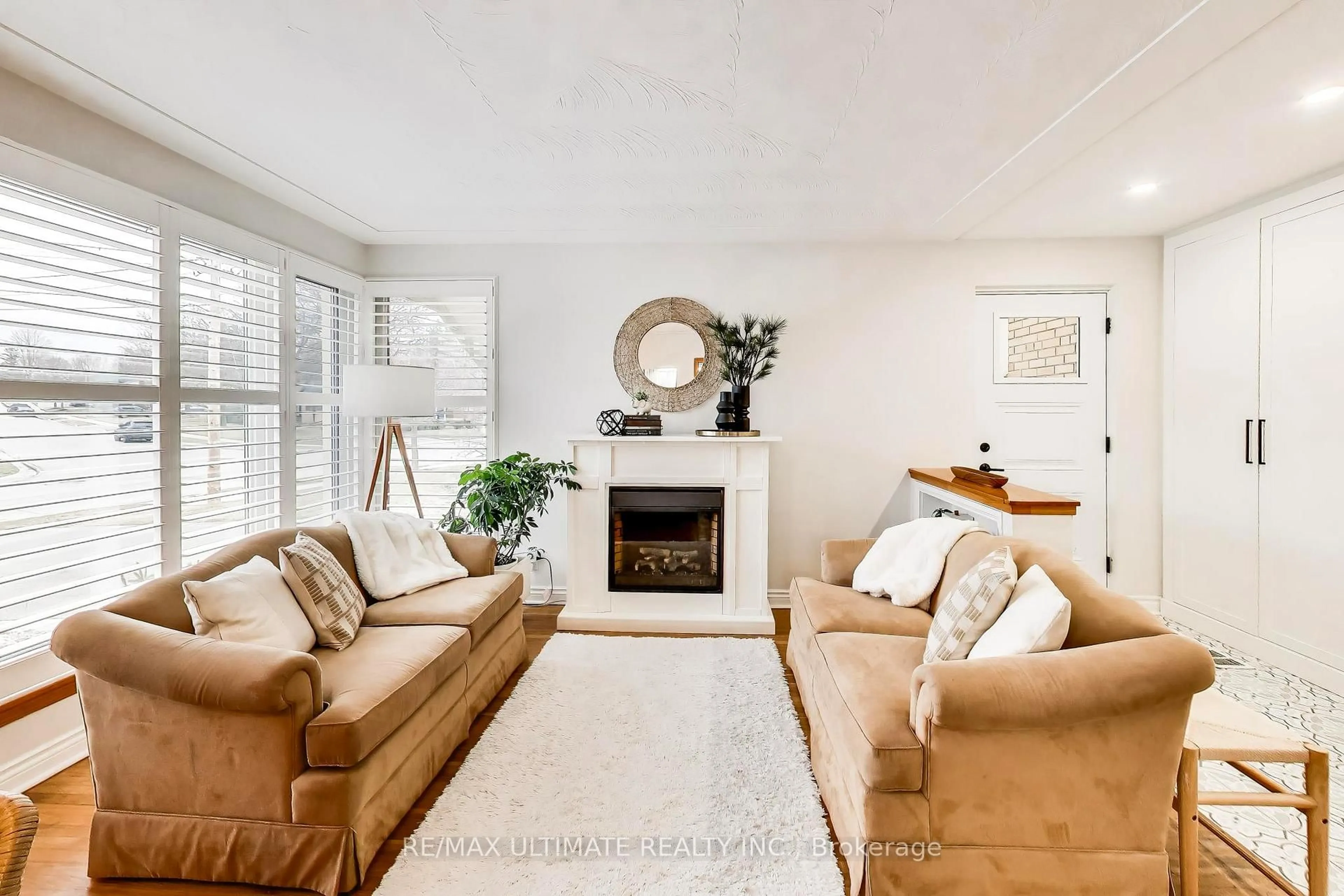 Living room with furniture, unknown for 214 Riverplace Cres, Milton Ontario L9T 1W5