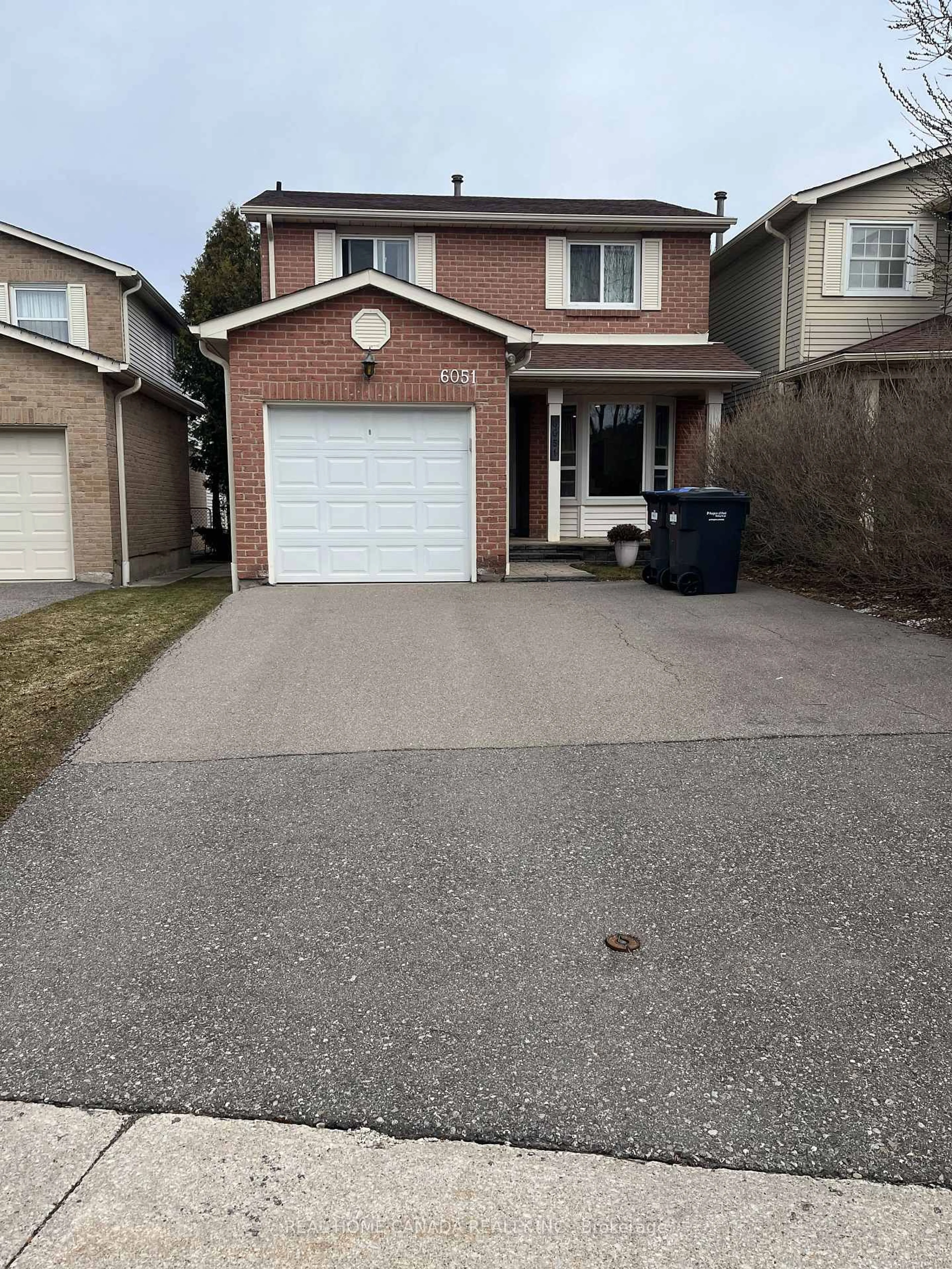 Home with vinyl exterior material, street for 6051 Fullerton Cres, Mississauga Ontario L5N 3A3
