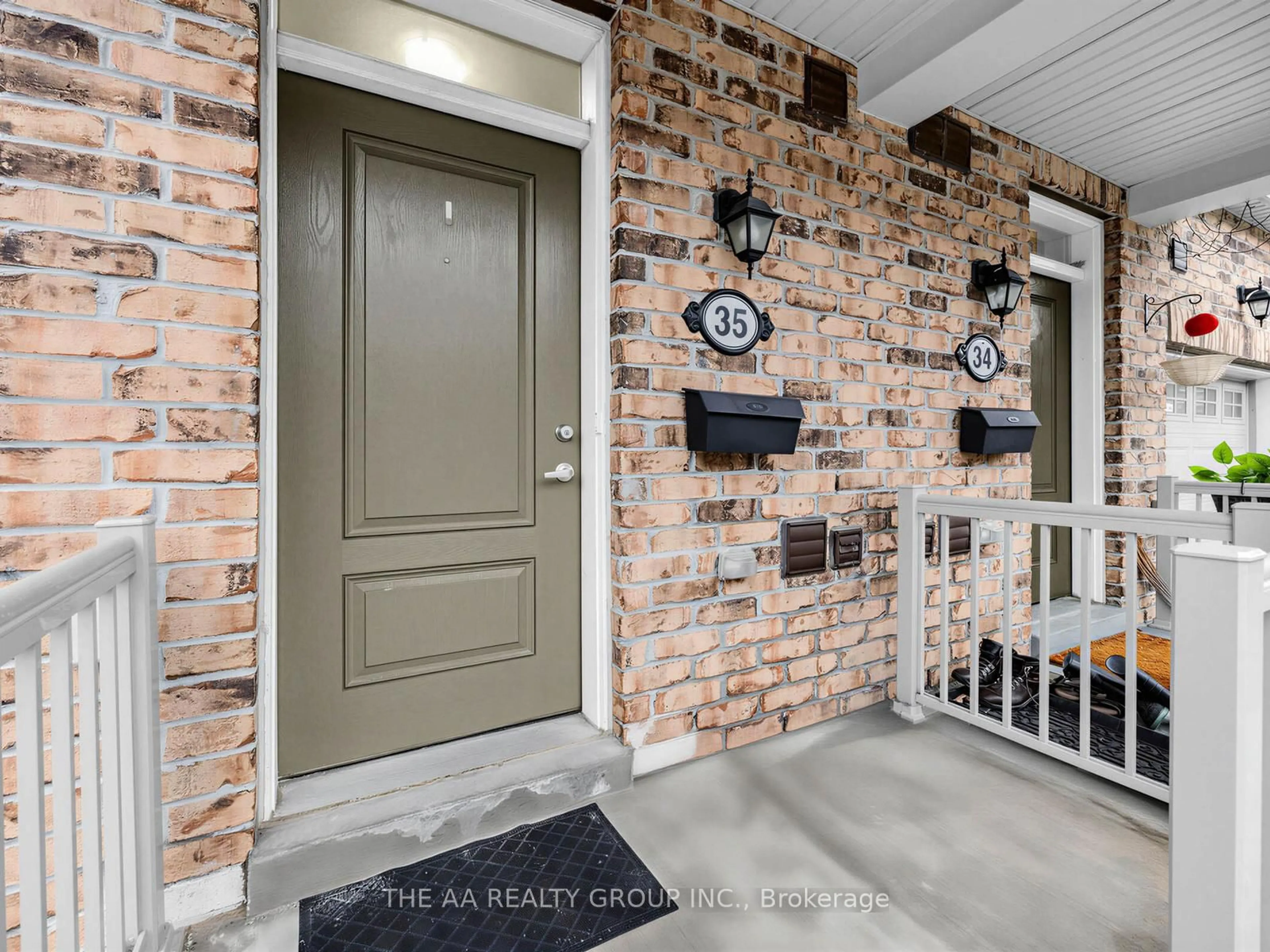 Indoor entryway for 50 Edinburgh Dr #35, Brampton Ontario L6Y 6A7