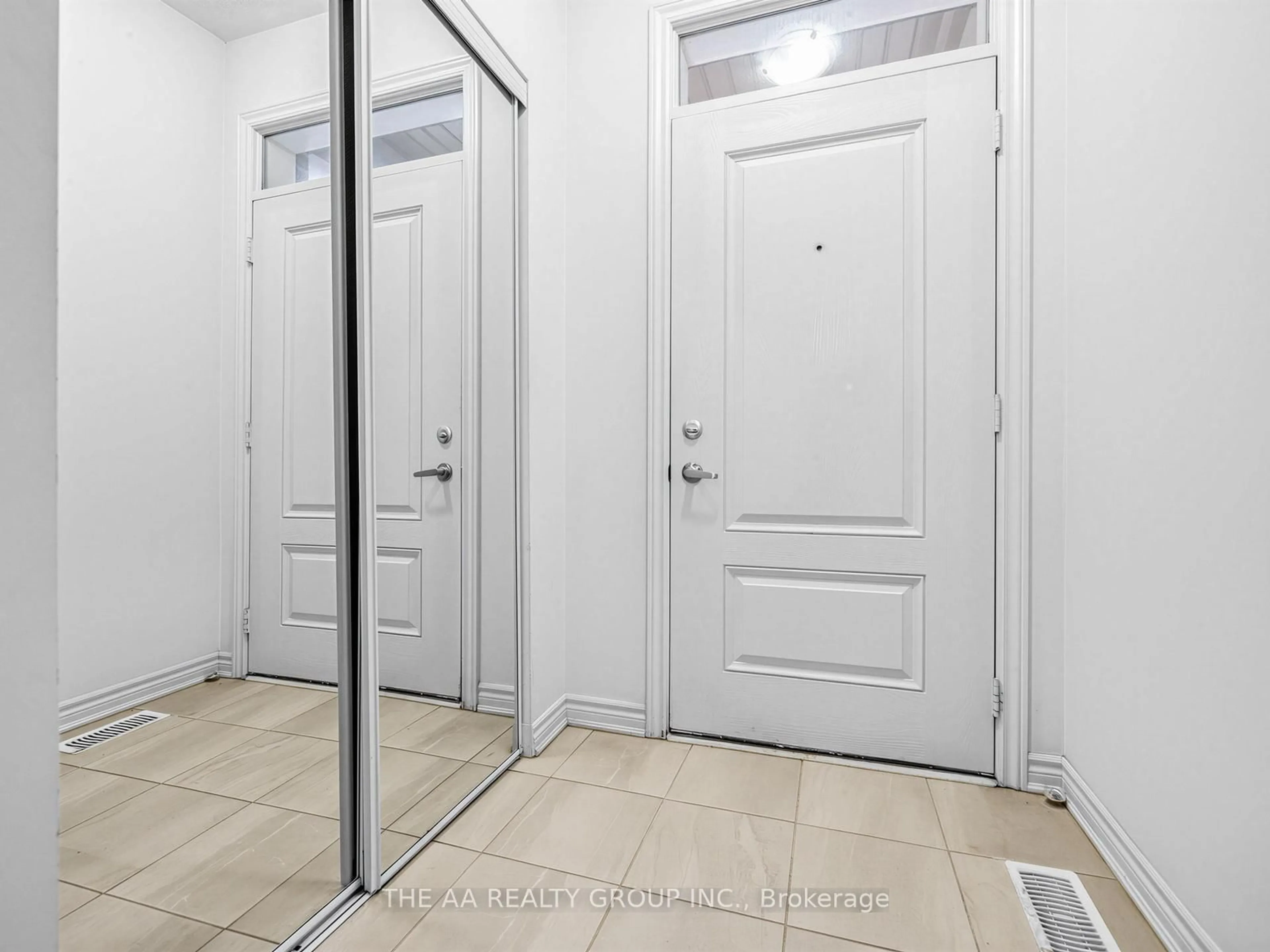 Indoor entryway for 50 Edinburgh Dr #35, Brampton Ontario L6Y 6A7