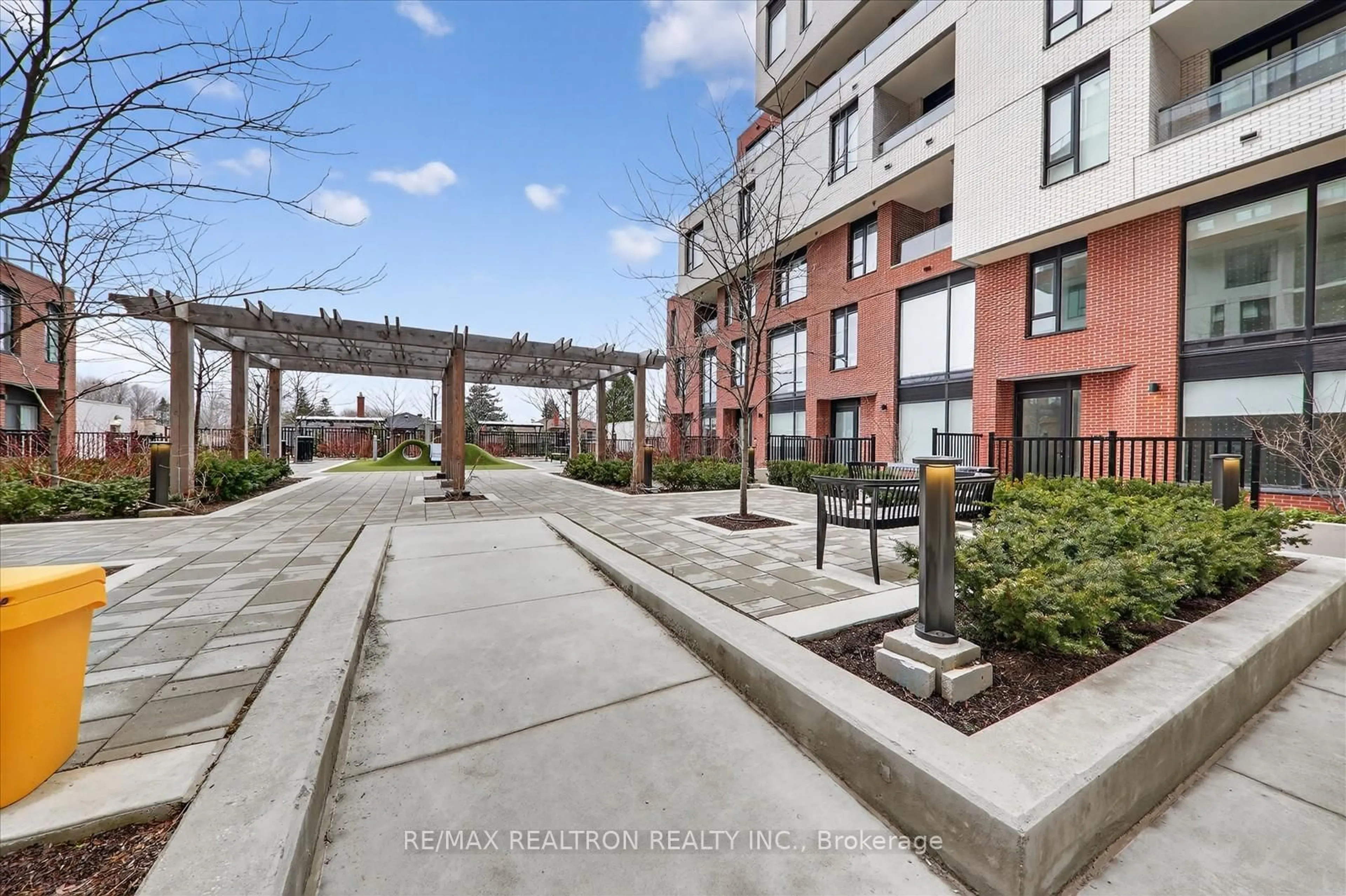 Patio, street for 3100 Keele St #323, Toronto Ontario M3M 0E1