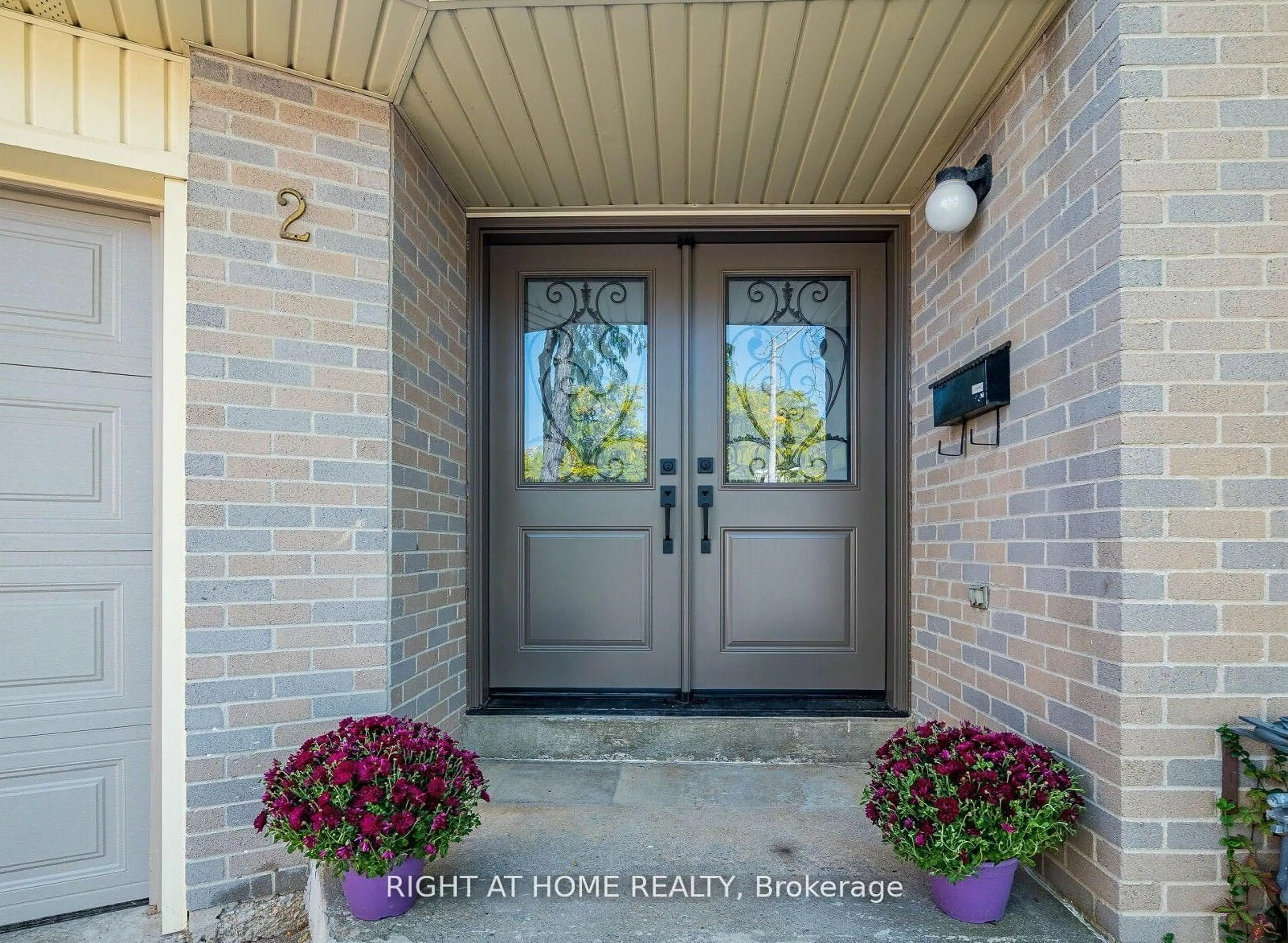 Indoor entryway for 2 Giles Crt, Toronto Ontario M9V 4C5