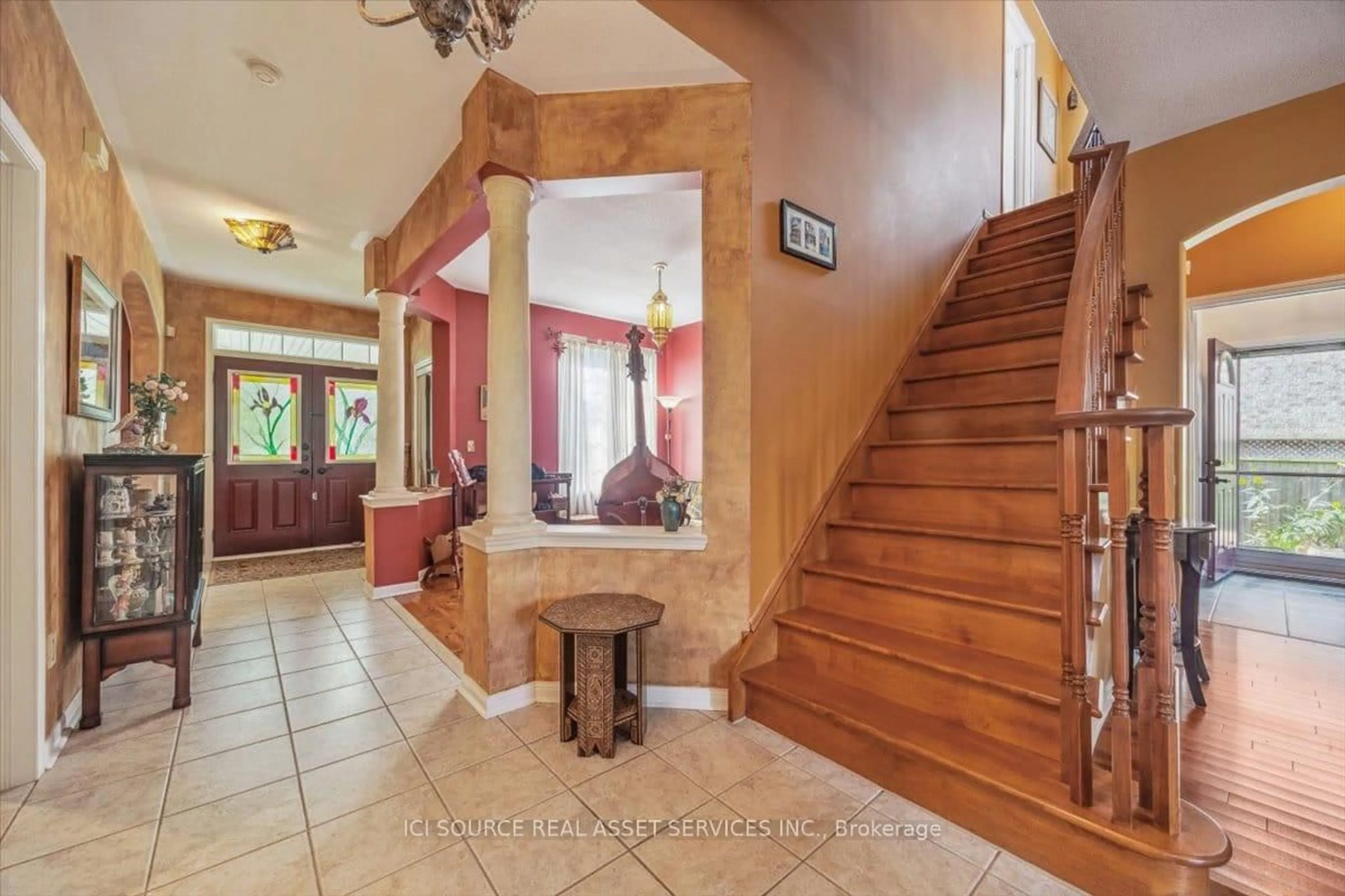 Indoor foyer for 40 Maldives Cres, Brampton Ontario L6P 1L3