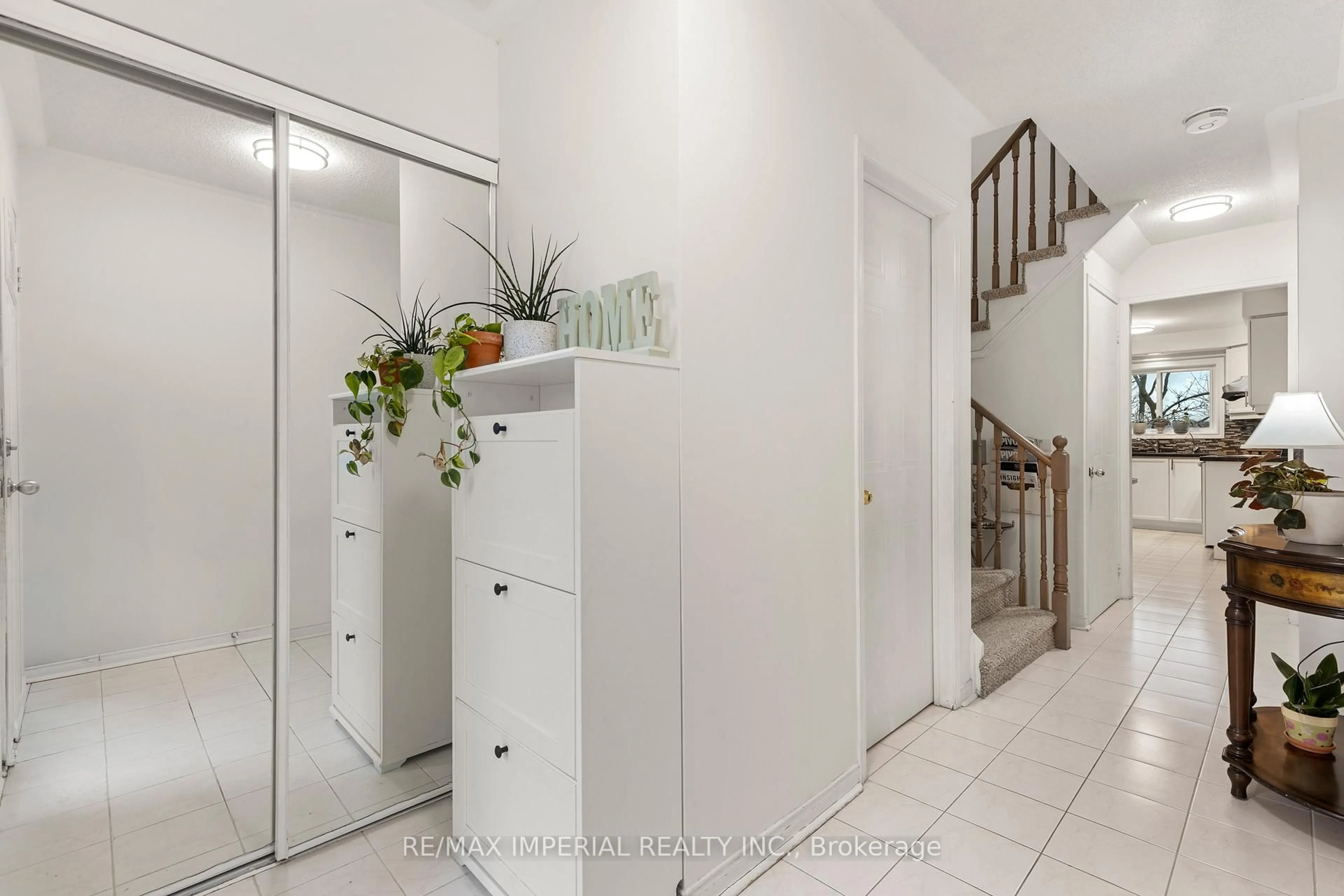 Indoor foyer for 5305 Glen Erin Dr #37B, Mississauga Ontario L5M 5N7