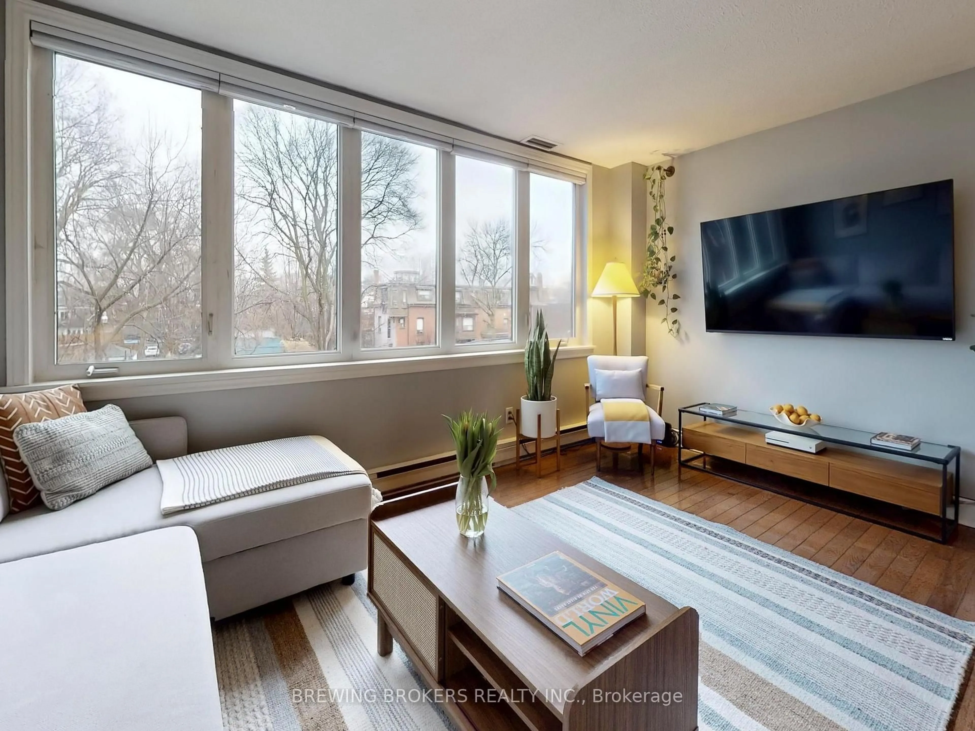 Living room with furniture, wood/laminate floor for 1252 King St #12, Toronto Ontario M6K 1G5