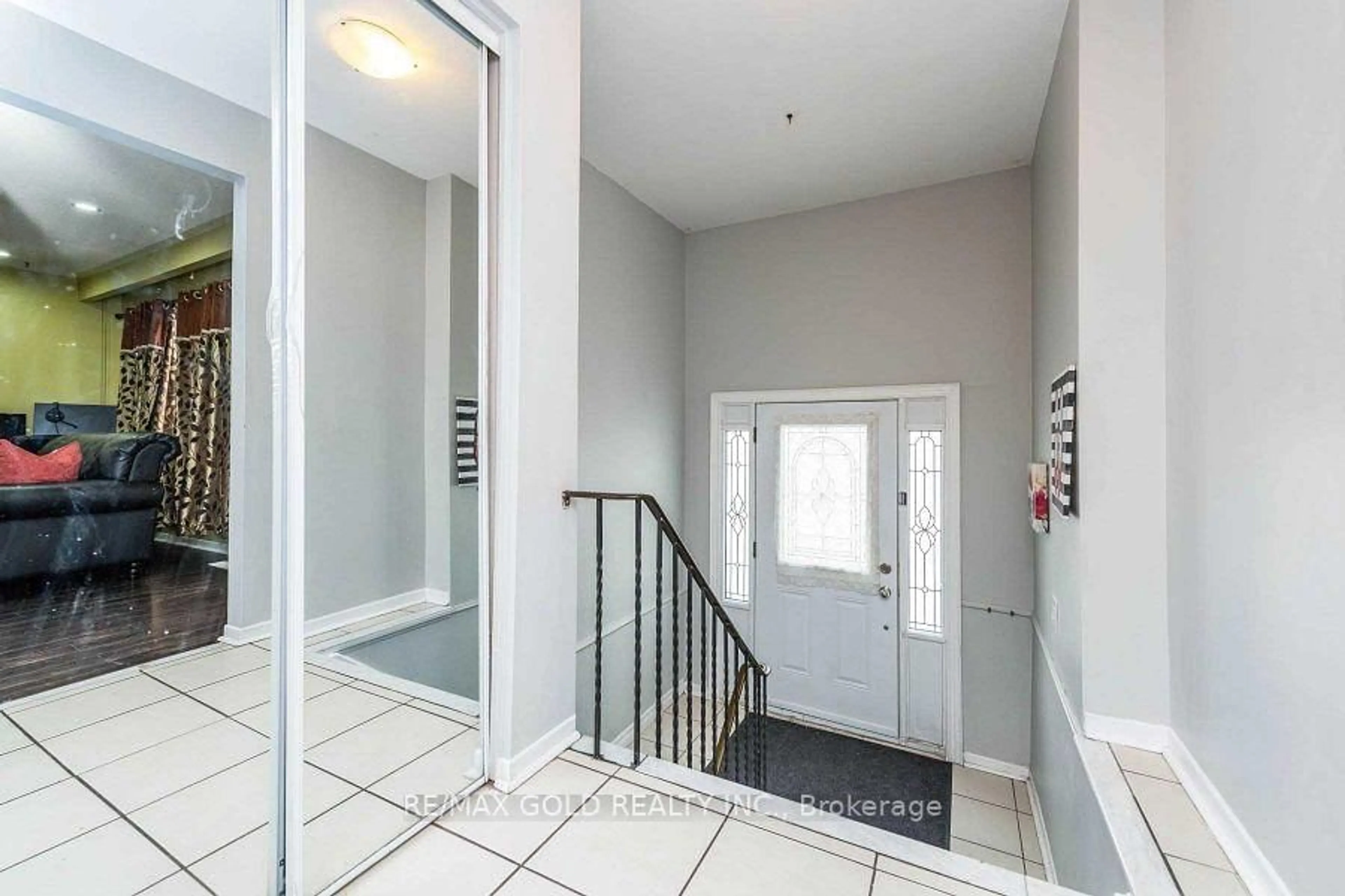 Indoor entryway for 3430 Chipley Cres, Mississauga Ontario L4T 2E2
