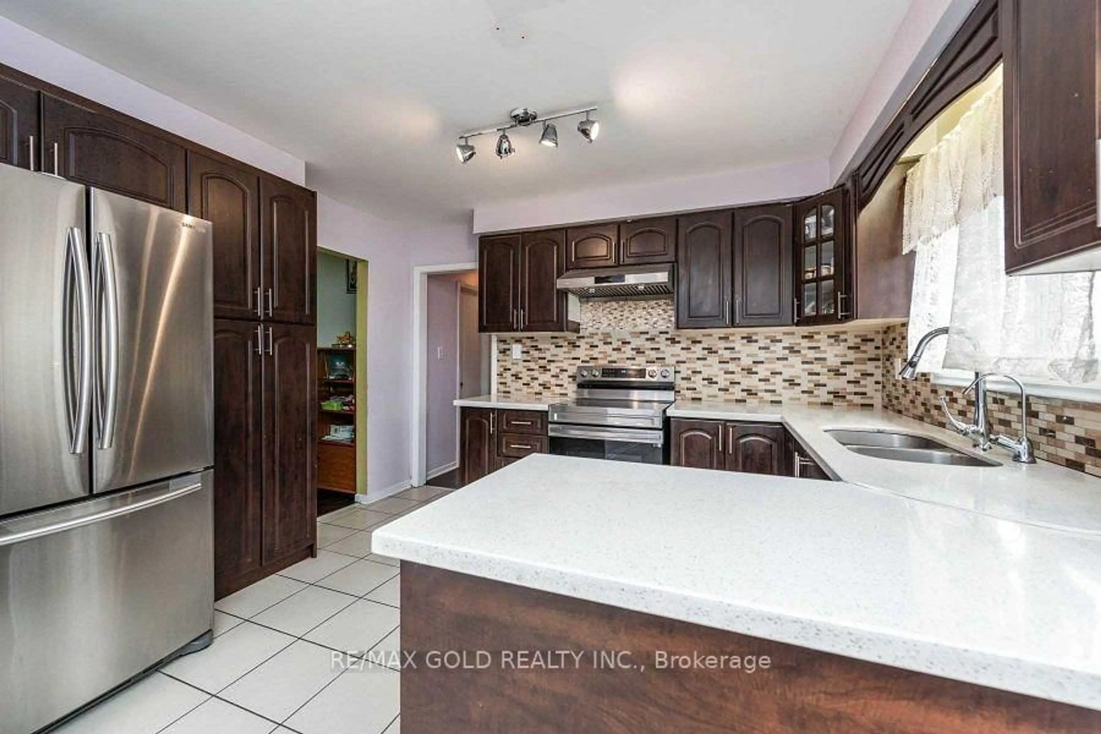 Open concept kitchen, ceramic/tile floor for 3430 Chipley Cres, Mississauga Ontario L4T 2E2