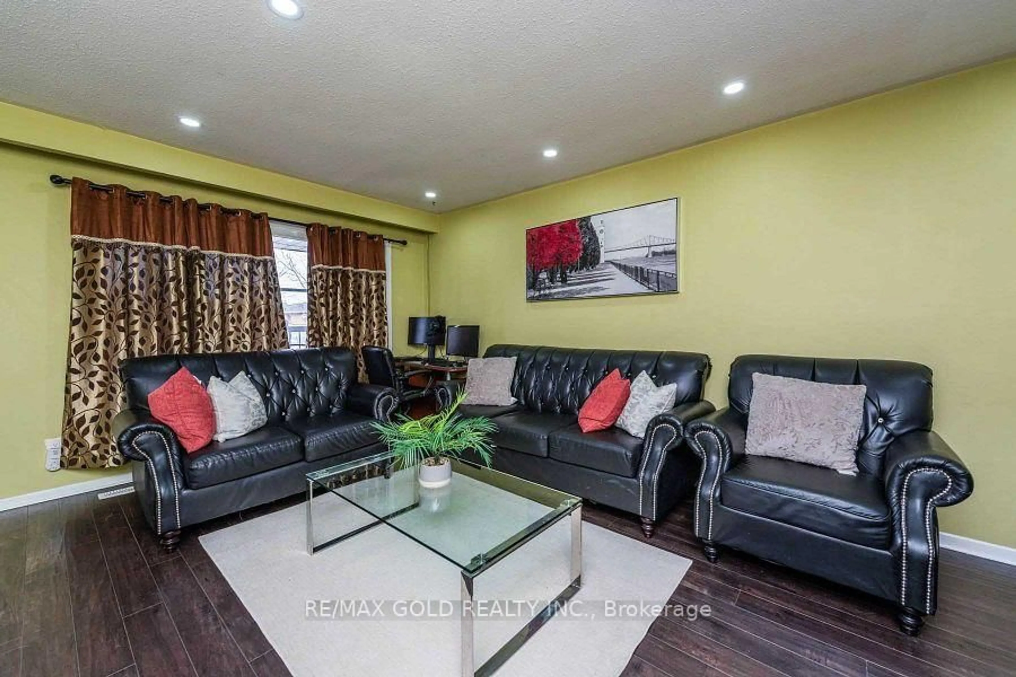 Living room with furniture, wood/laminate floor for 3430 Chipley Cres, Mississauga Ontario L4T 2E2