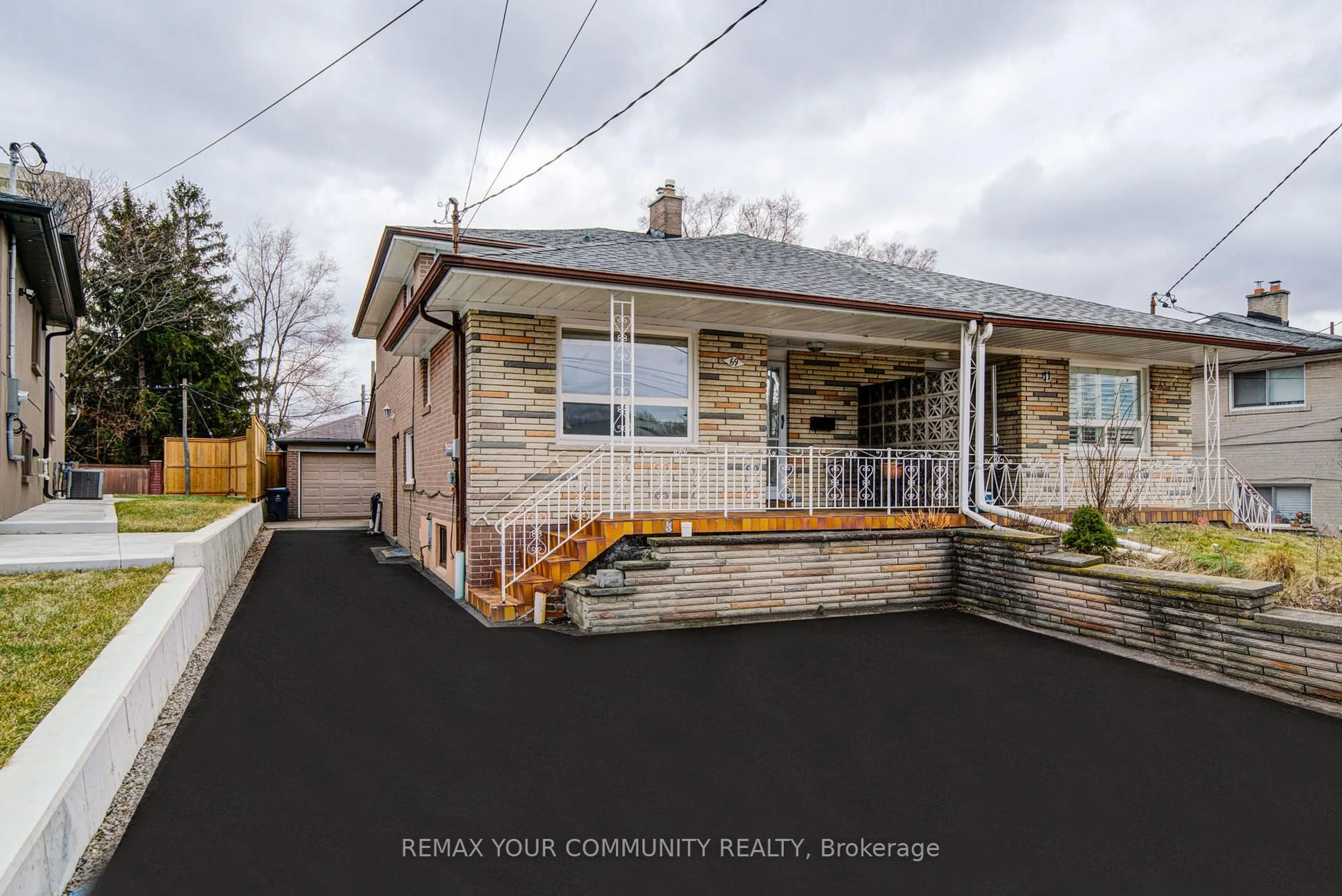 A pic from outside/outdoor area/front of a property/back of a property/a pic from drone, street for 69 Wintergreen Rd, Toronto Ontario M3M 2H9