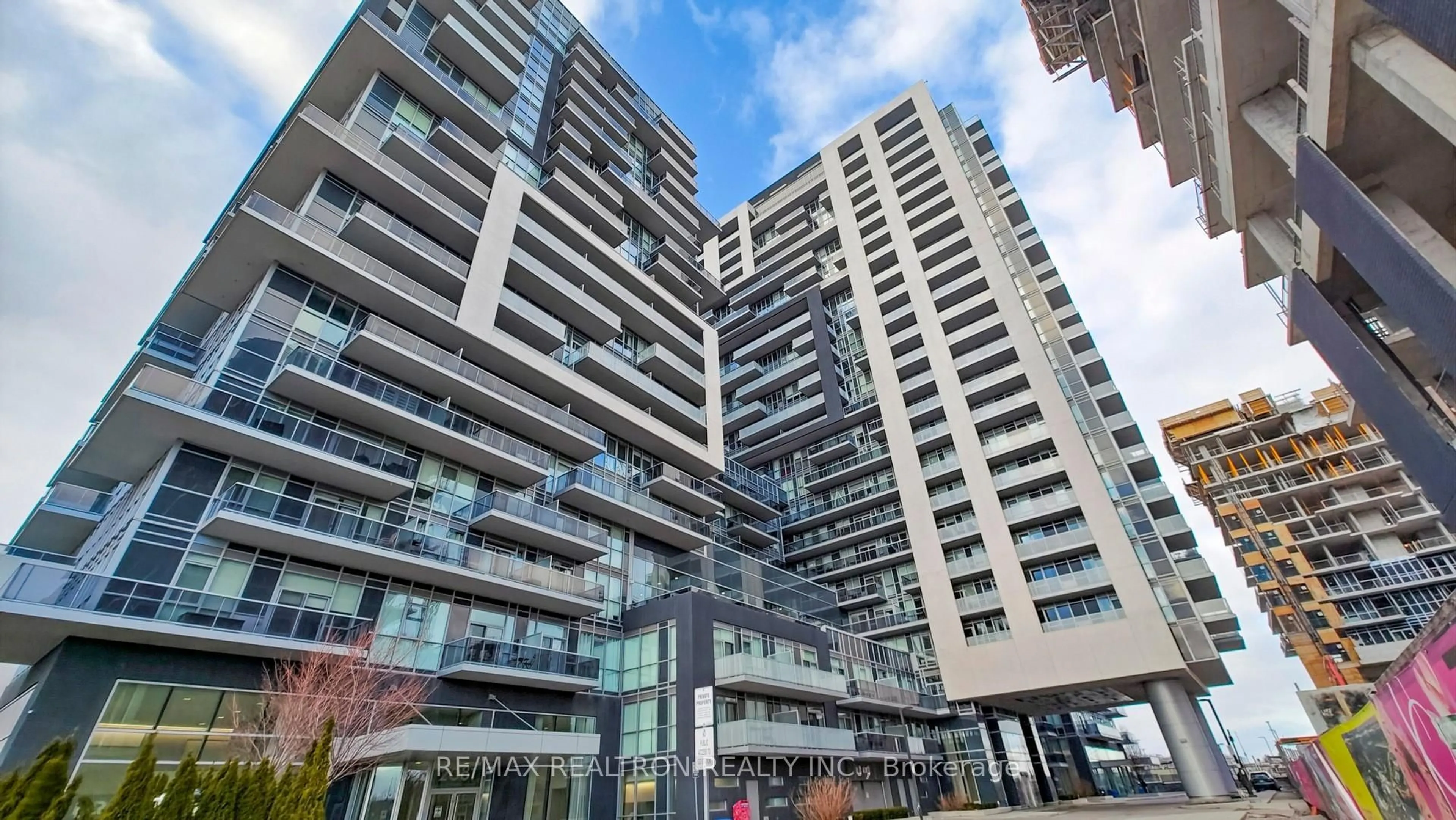 Indoor foyer for 2087 Fairview St #1407, Burlington Ontario L7R 0E5