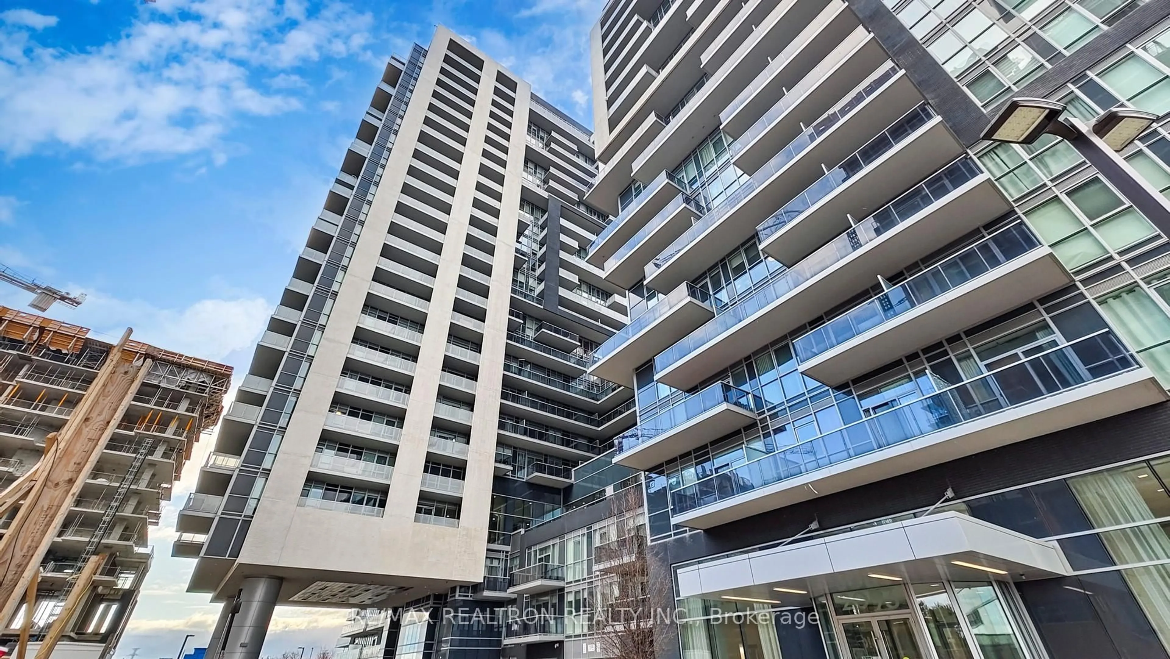 Indoor foyer for 2087 Fairview St #1407, Burlington Ontario L7R 0E5