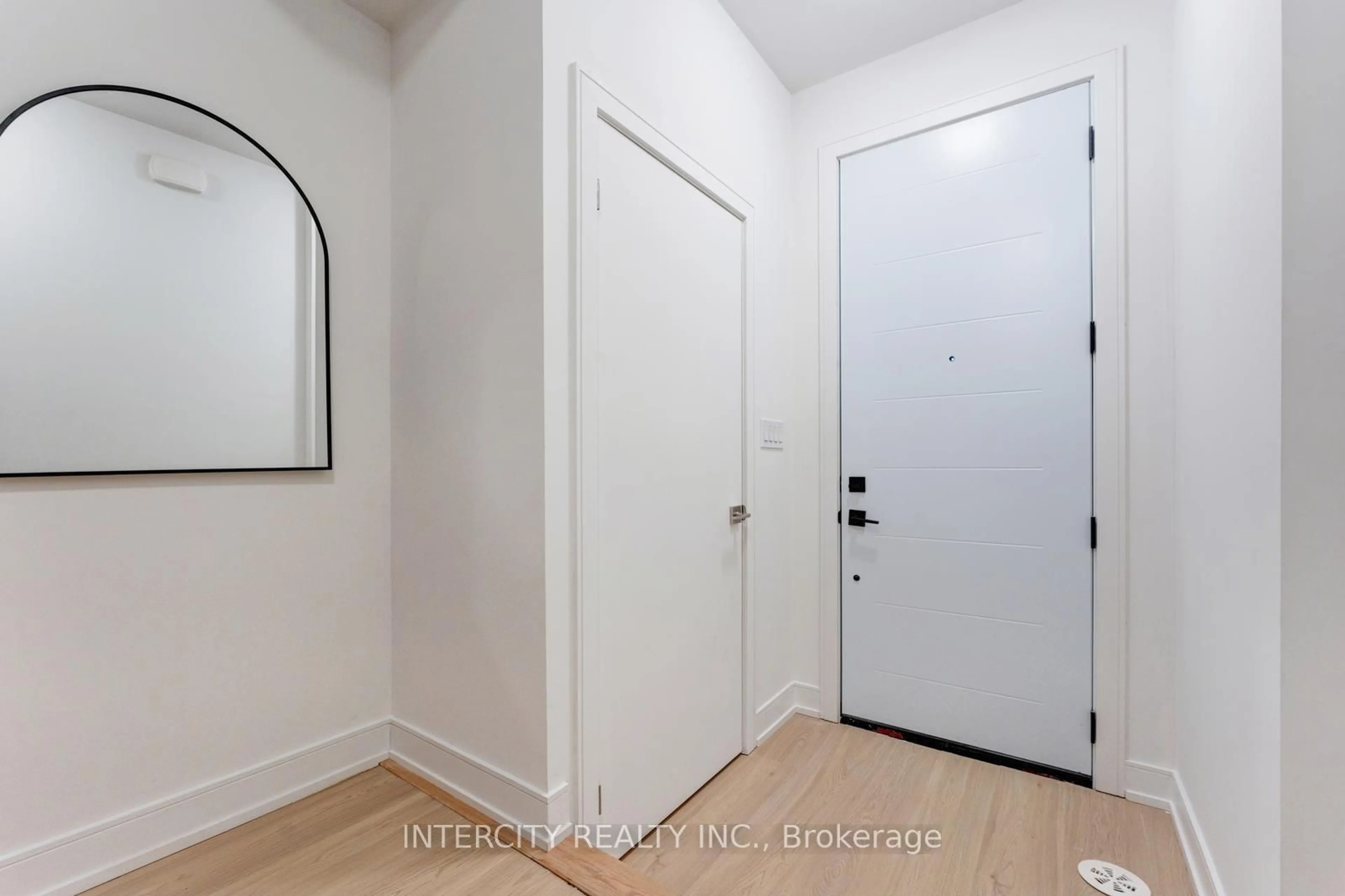 Indoor entryway for 19 Desiree Pl, Caledon Ontario L7E 4L2