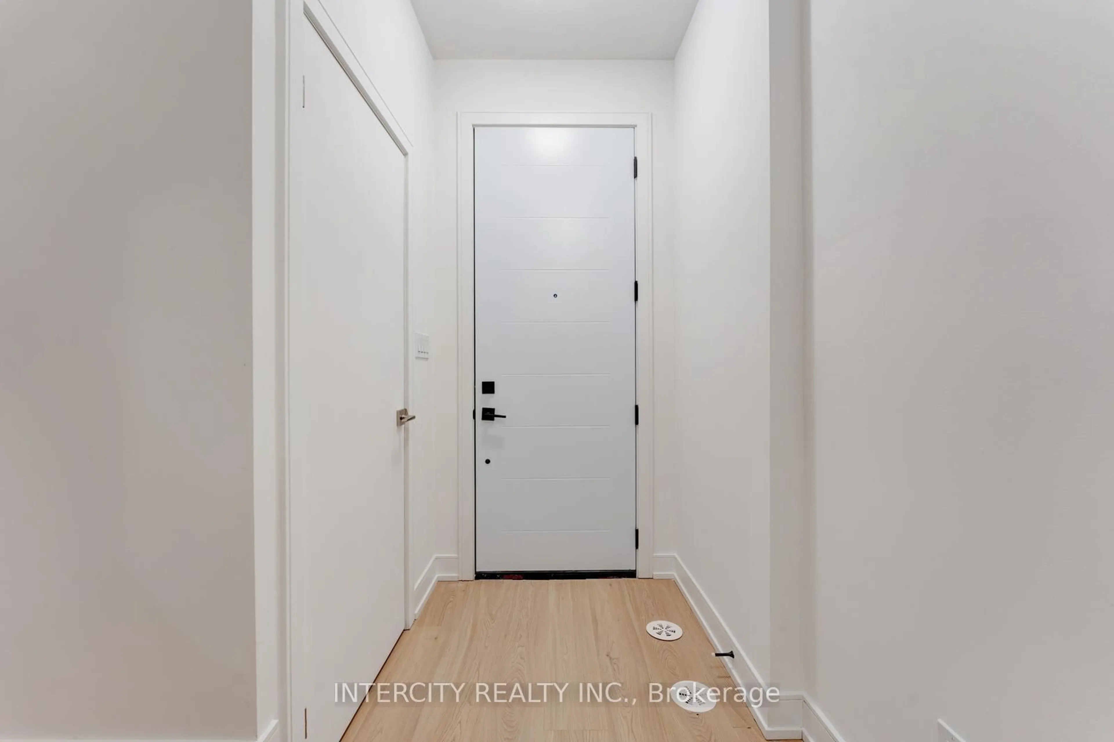 Indoor entryway for 19 Desiree Pl, Caledon Ontario L7E 4L2