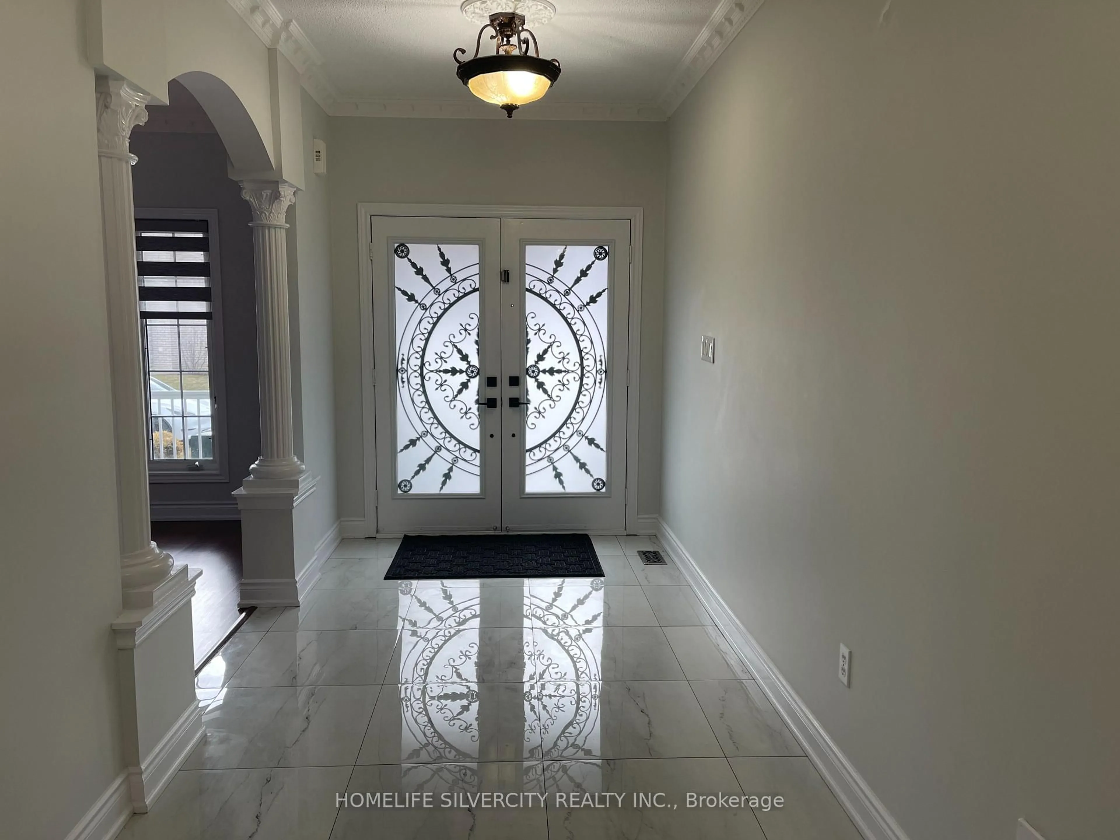 Indoor entryway for 4 Runnymede Cres, Brampton Ontario L6R 0L3