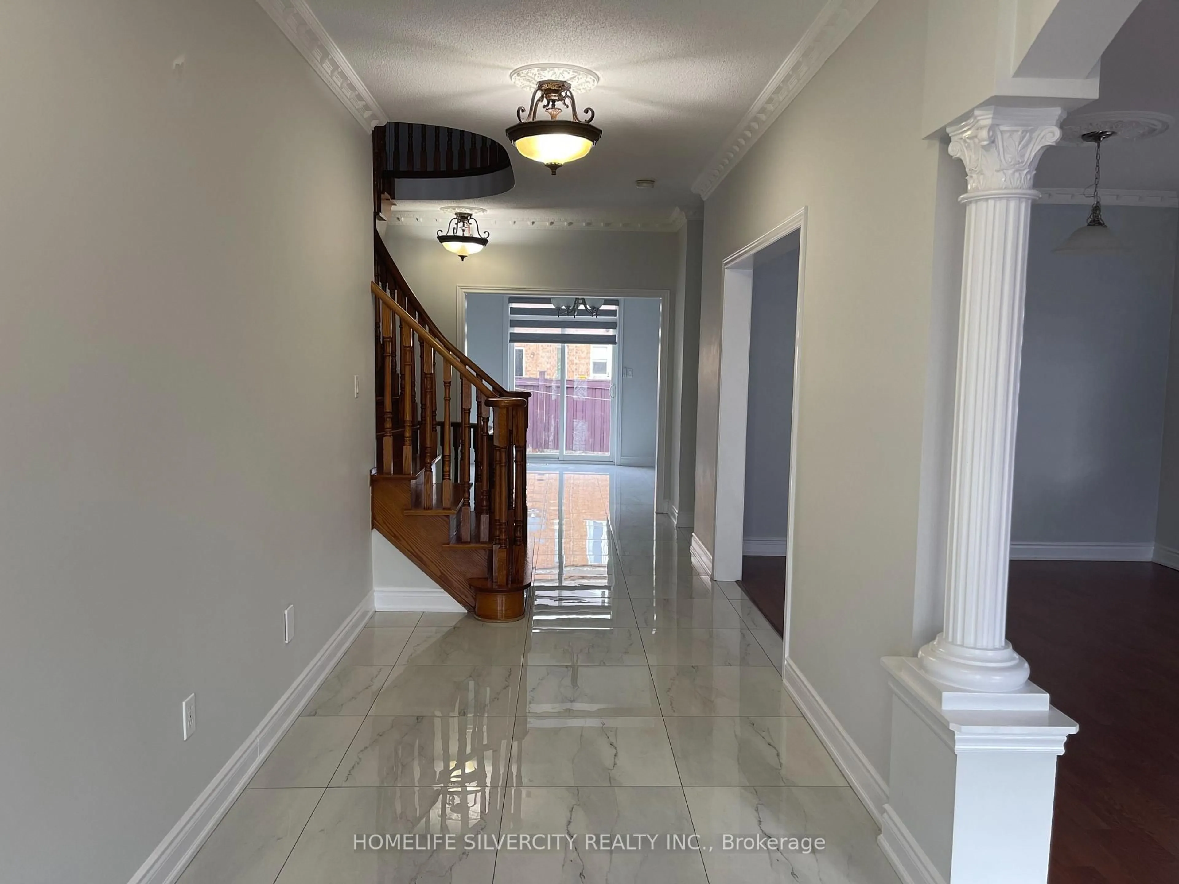 Indoor foyer for 4 Runnymede Cres, Brampton Ontario L6R 0L3