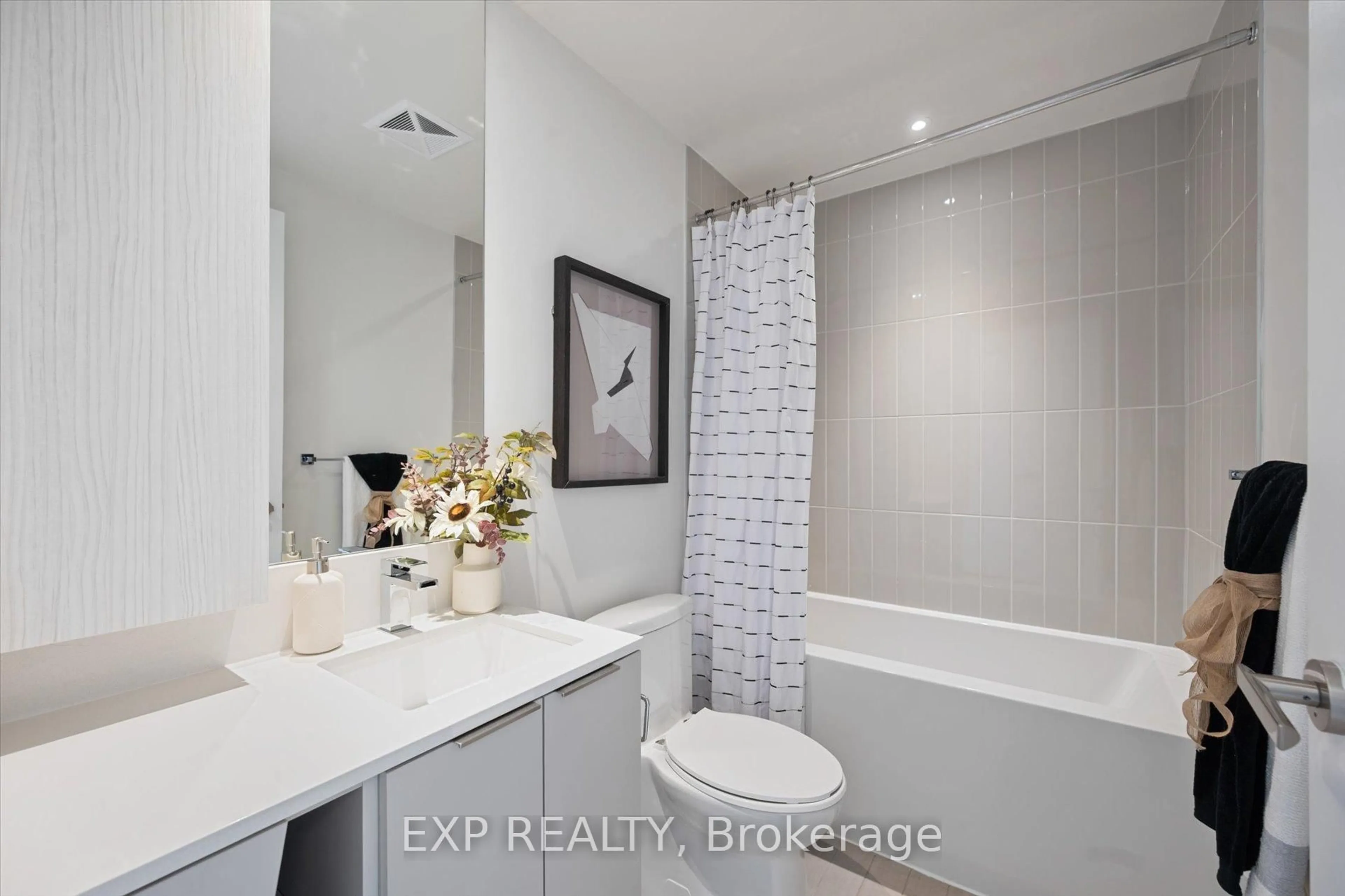 Standard bathroom, ceramic/tile floor for 3900 Confederation Pkwy #1403, Mississauga Ontario L5B 0M3
