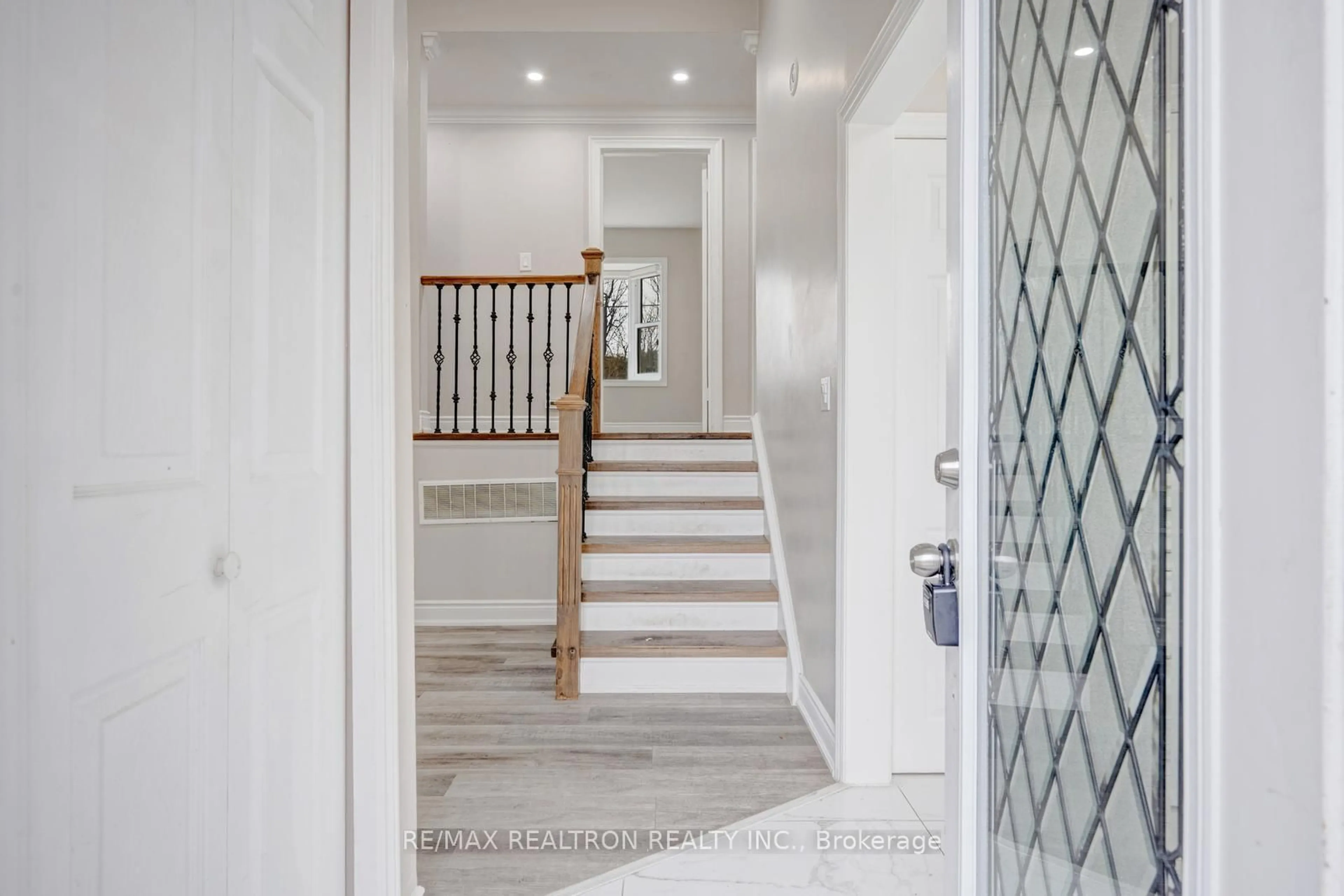 Indoor entryway for 30 Lawrence Cres, Brampton Ontario L6W 2P3