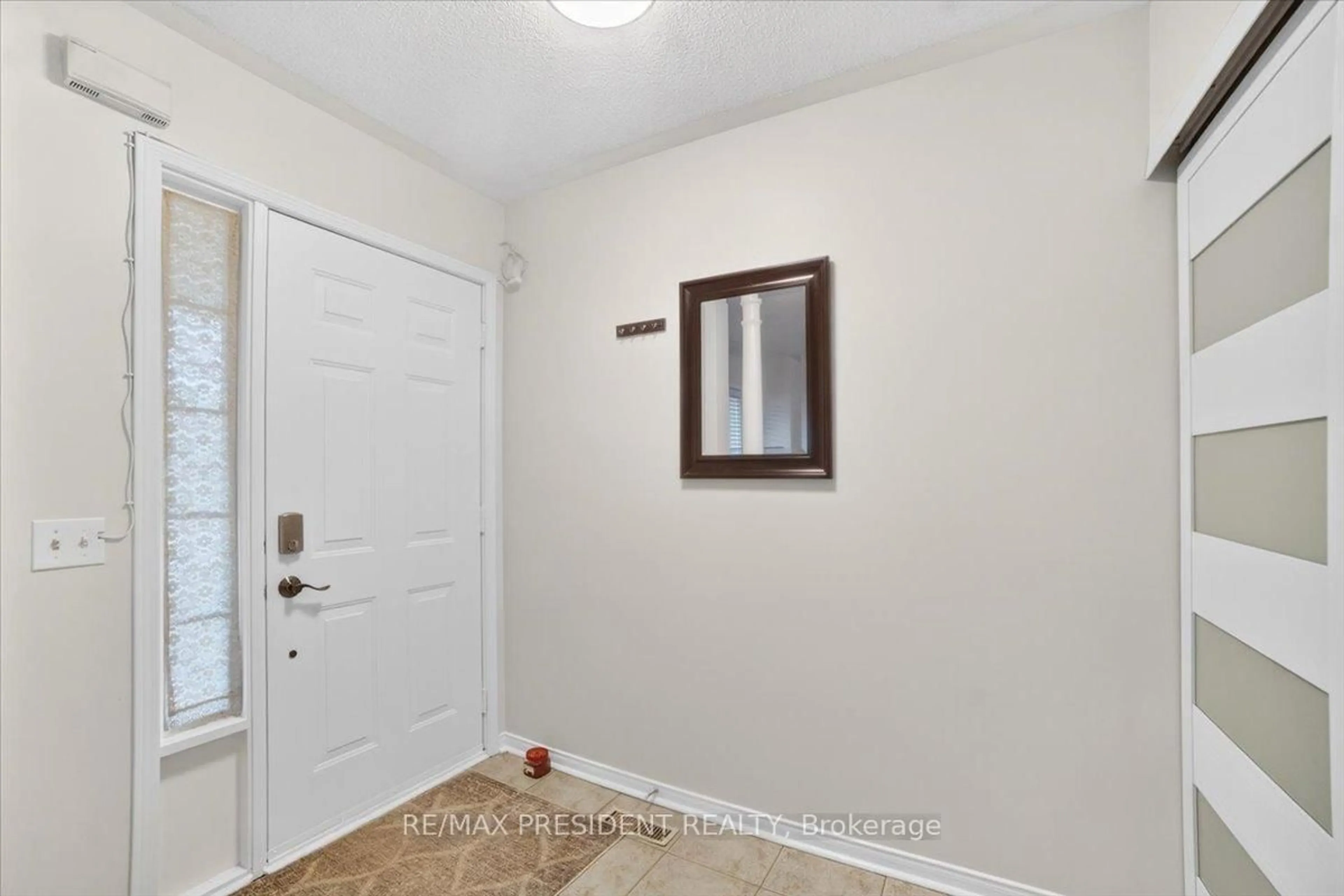 Indoor entryway for 2957 Jackson Dr, Burlington Ontario L7M 4K6