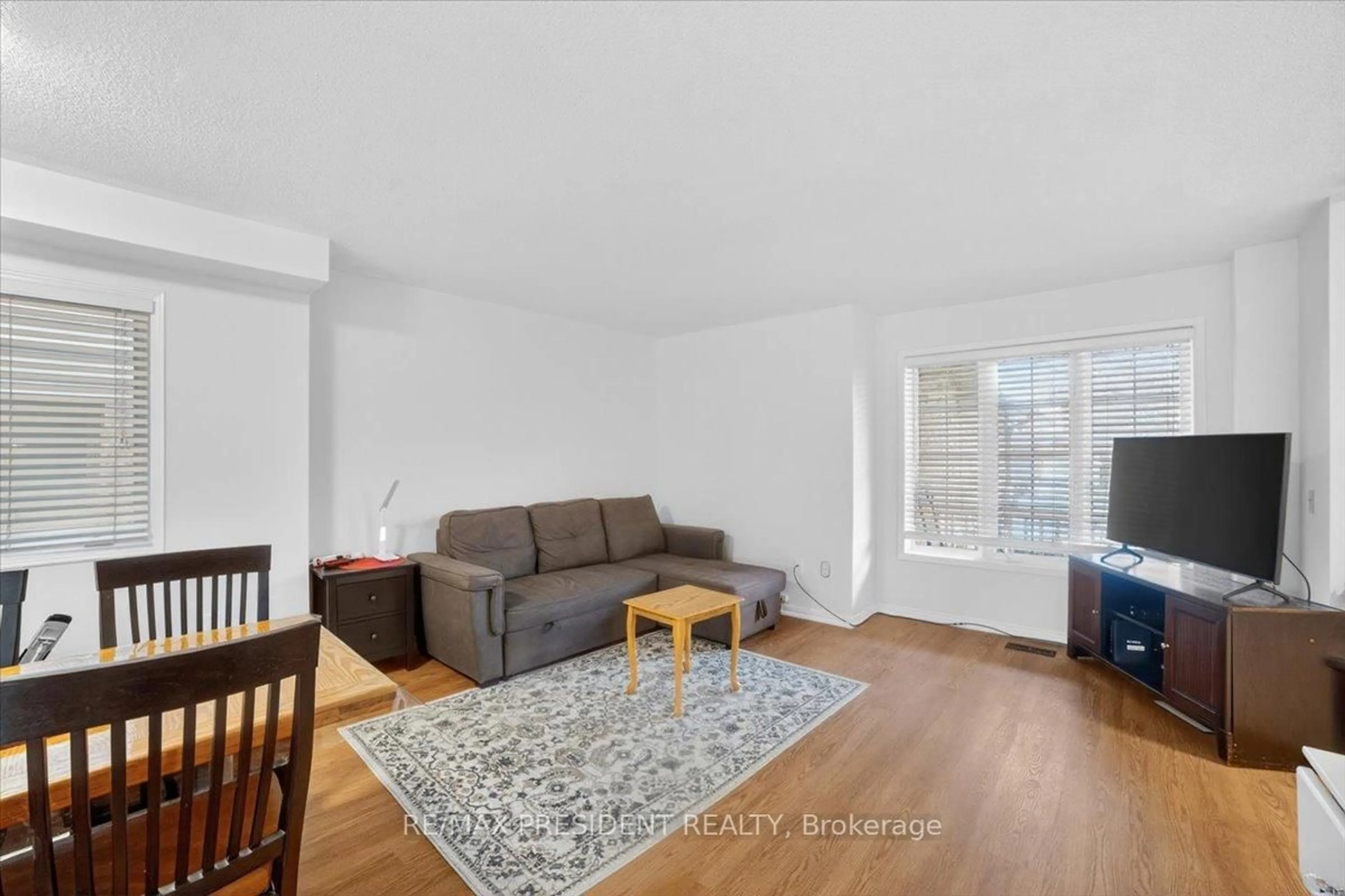 Living room with furniture, unknown for 2957 Jackson Dr, Burlington Ontario L7M 4K6