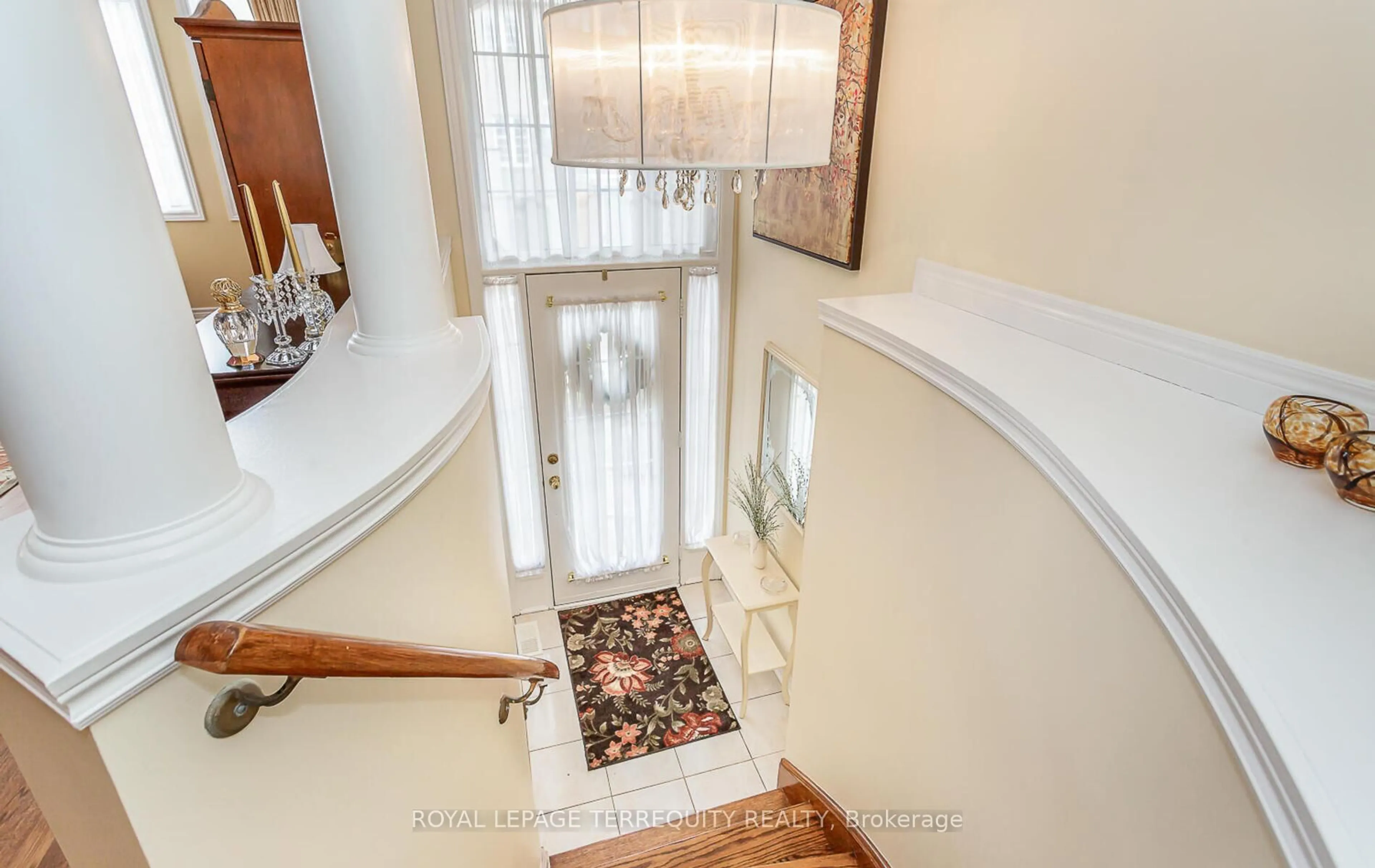 Indoor foyer for 485 Bristol Rd #9, Mississauga Ontario L5R 4G2
