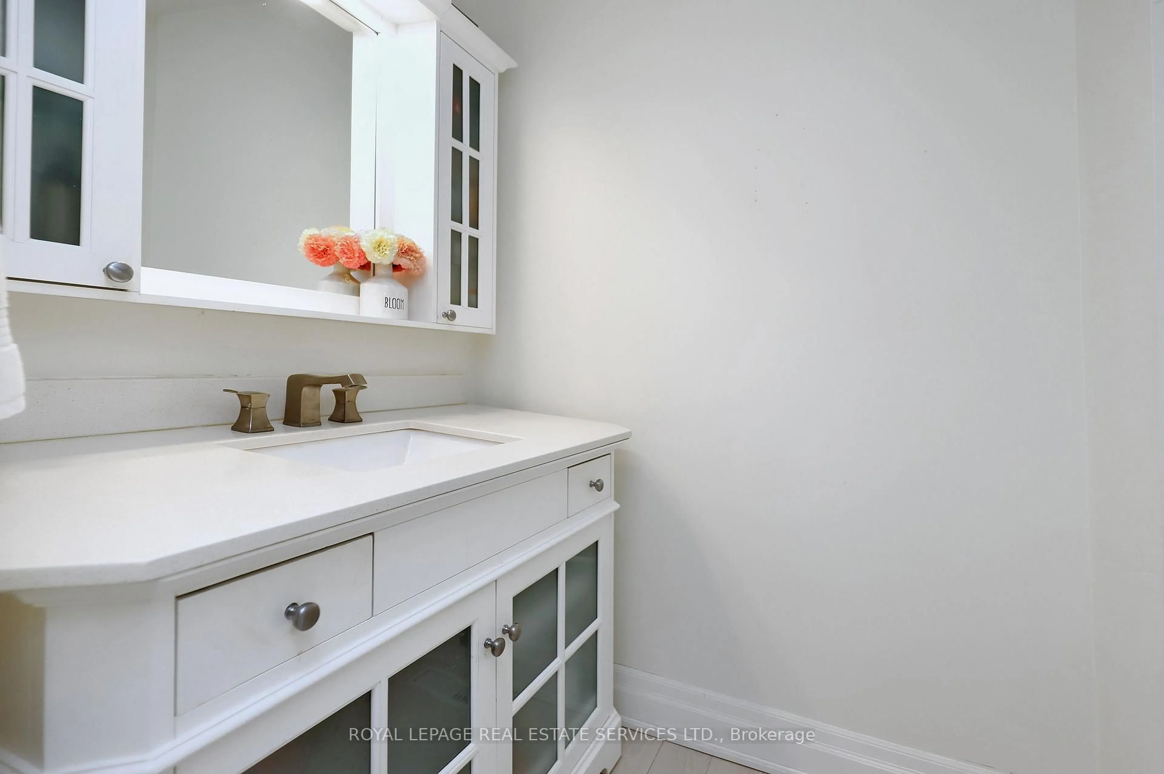 Contemporary bathroom, ceramic/tile floor for 4230 Fieldgate Dr #10, Mississauga Ontario L4W 2M5