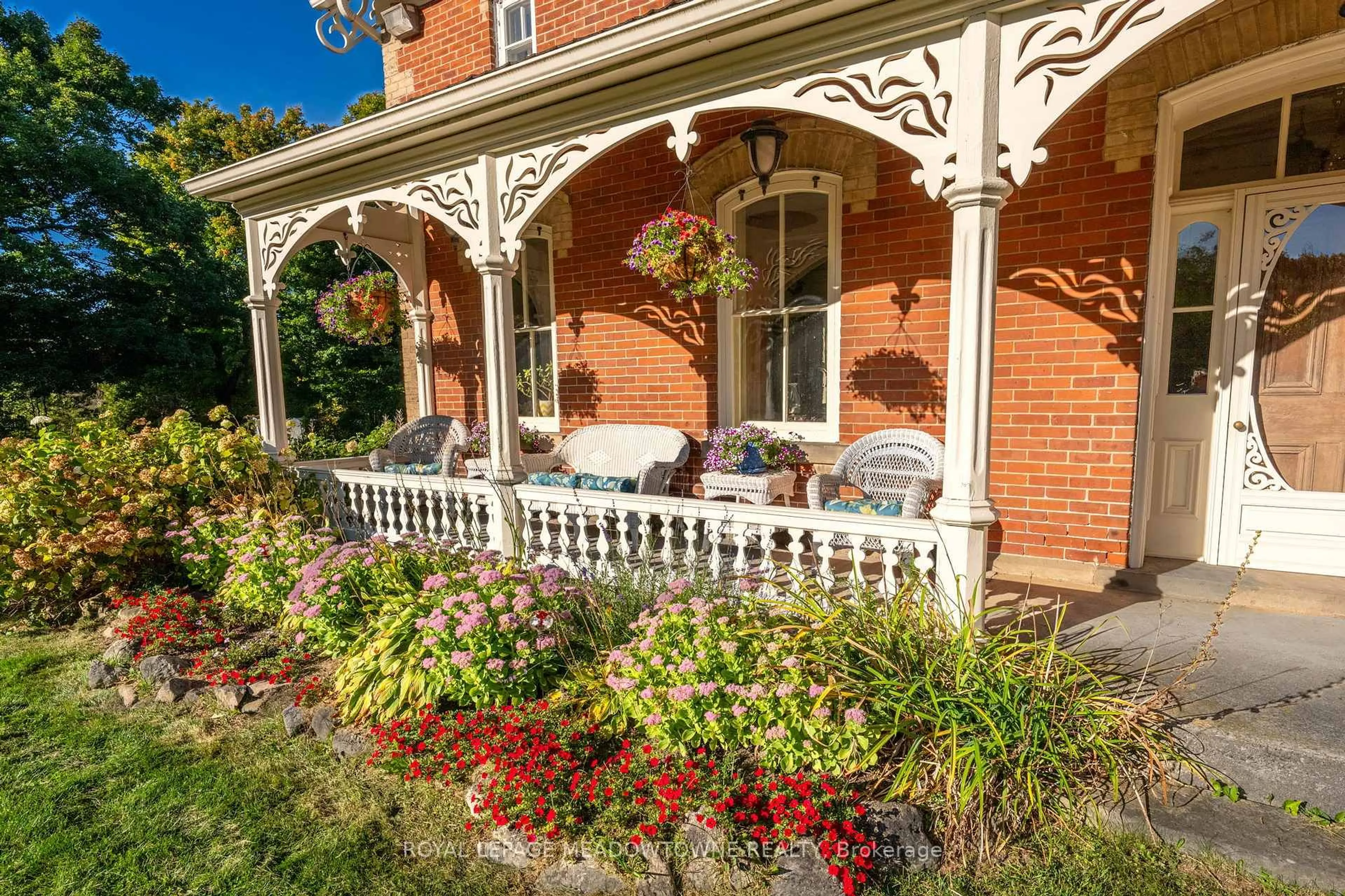 Patio, street for 16089 Shaws Creek Rd, Caledon Ontario L7C 1V9