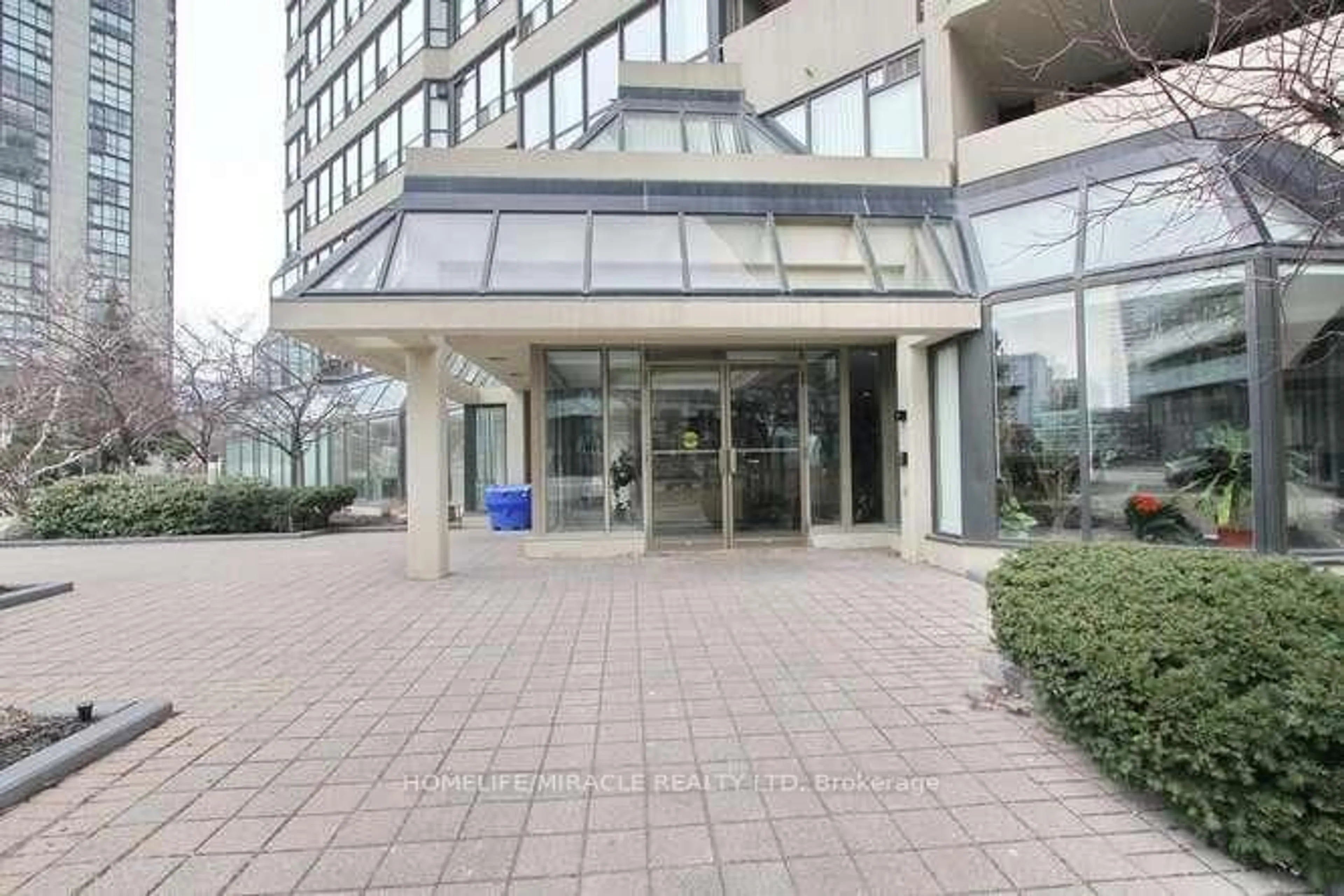 Indoor foyer for 400 Webb Dr #806, Mississauga Ontario L5B 3Z7