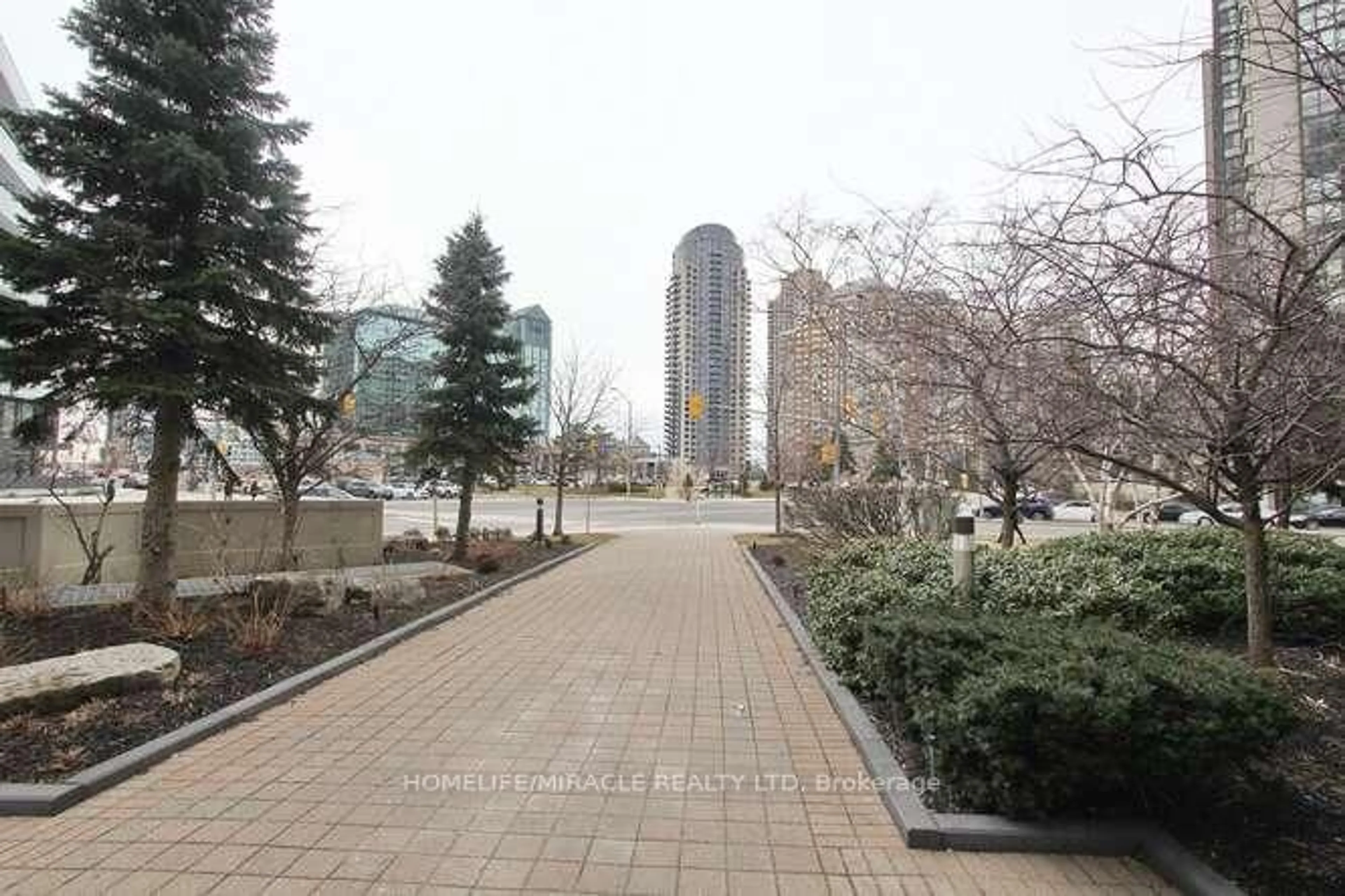 Patio, street for 400 Webb Dr #806, Mississauga Ontario L5B 3Z7