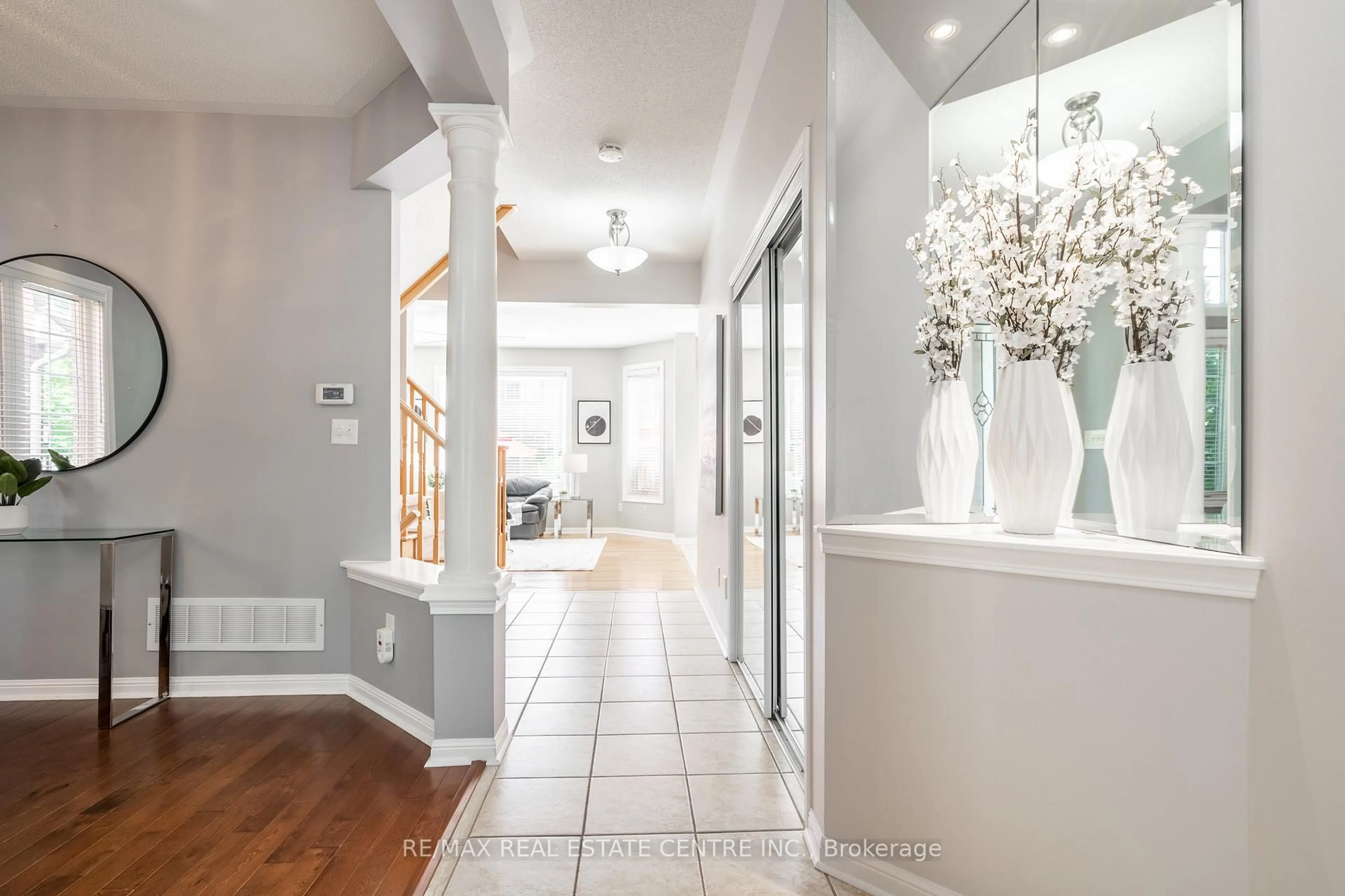 Indoor entryway for 2194 Austin Crt, Burlington Ontario L7L 6V6