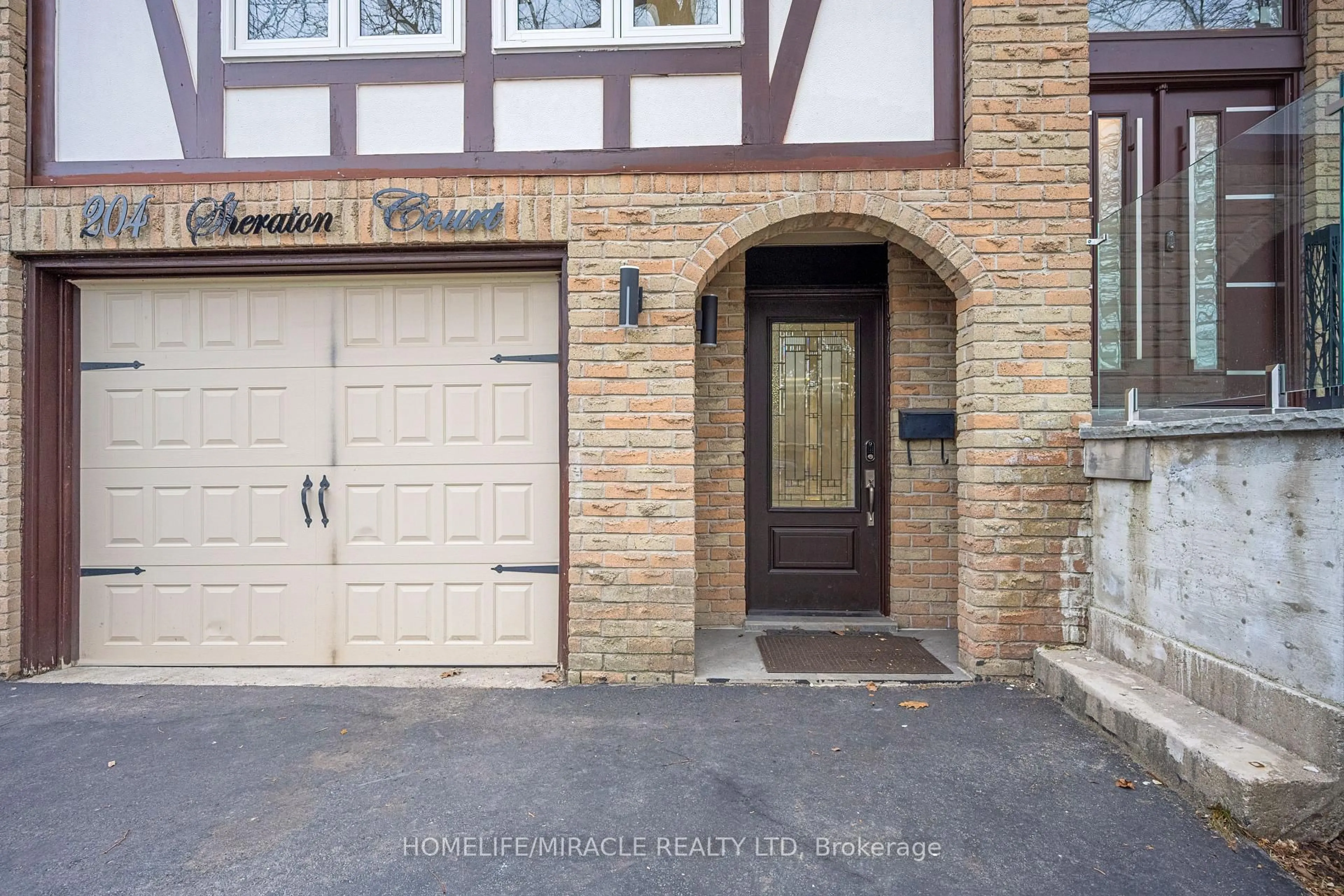 Unknown for 204 Sheraton Crt, Oakville Ontario L6L 5N3