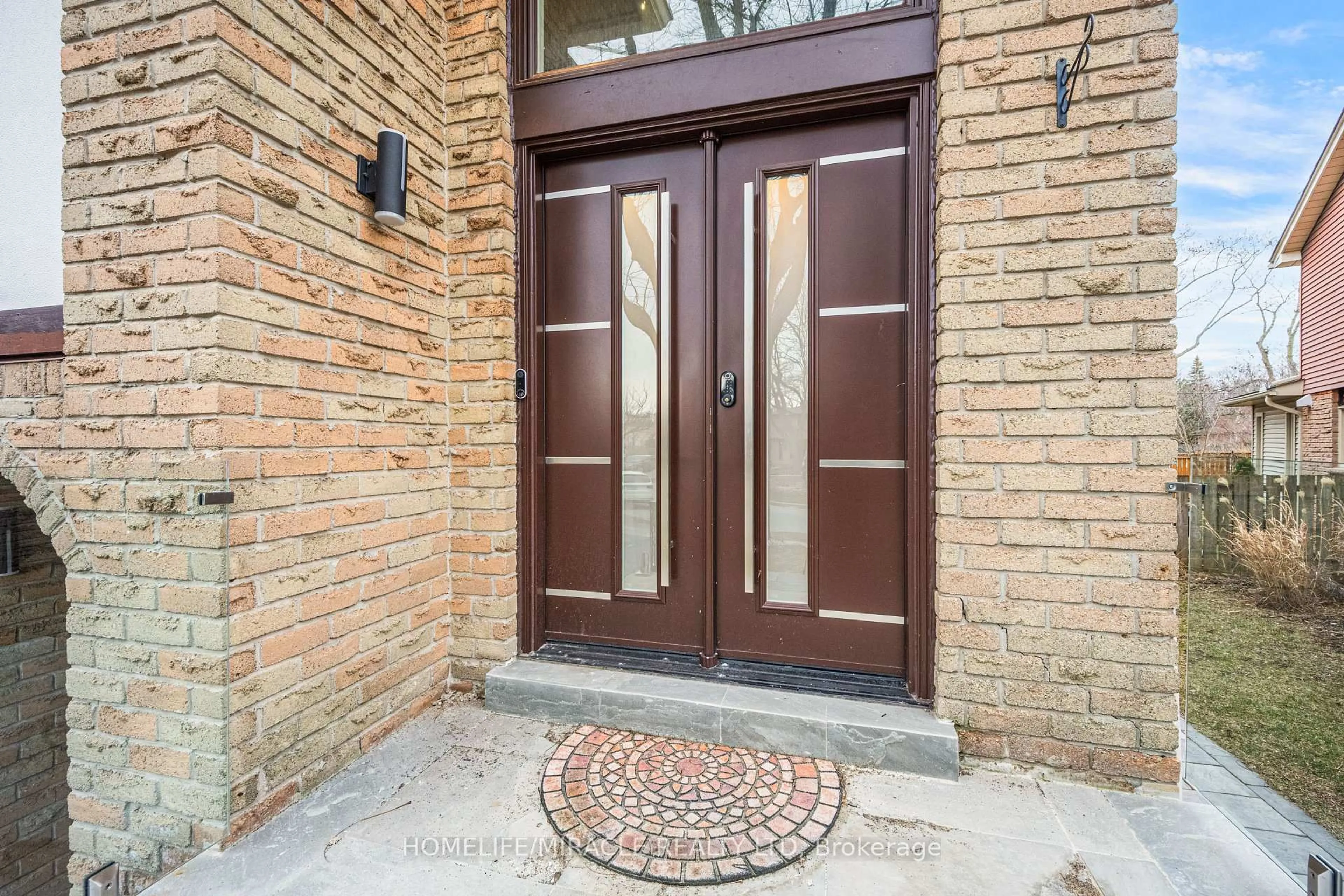 Indoor entryway for 204 Sheraton Crt, Oakville Ontario L6L 5N3
