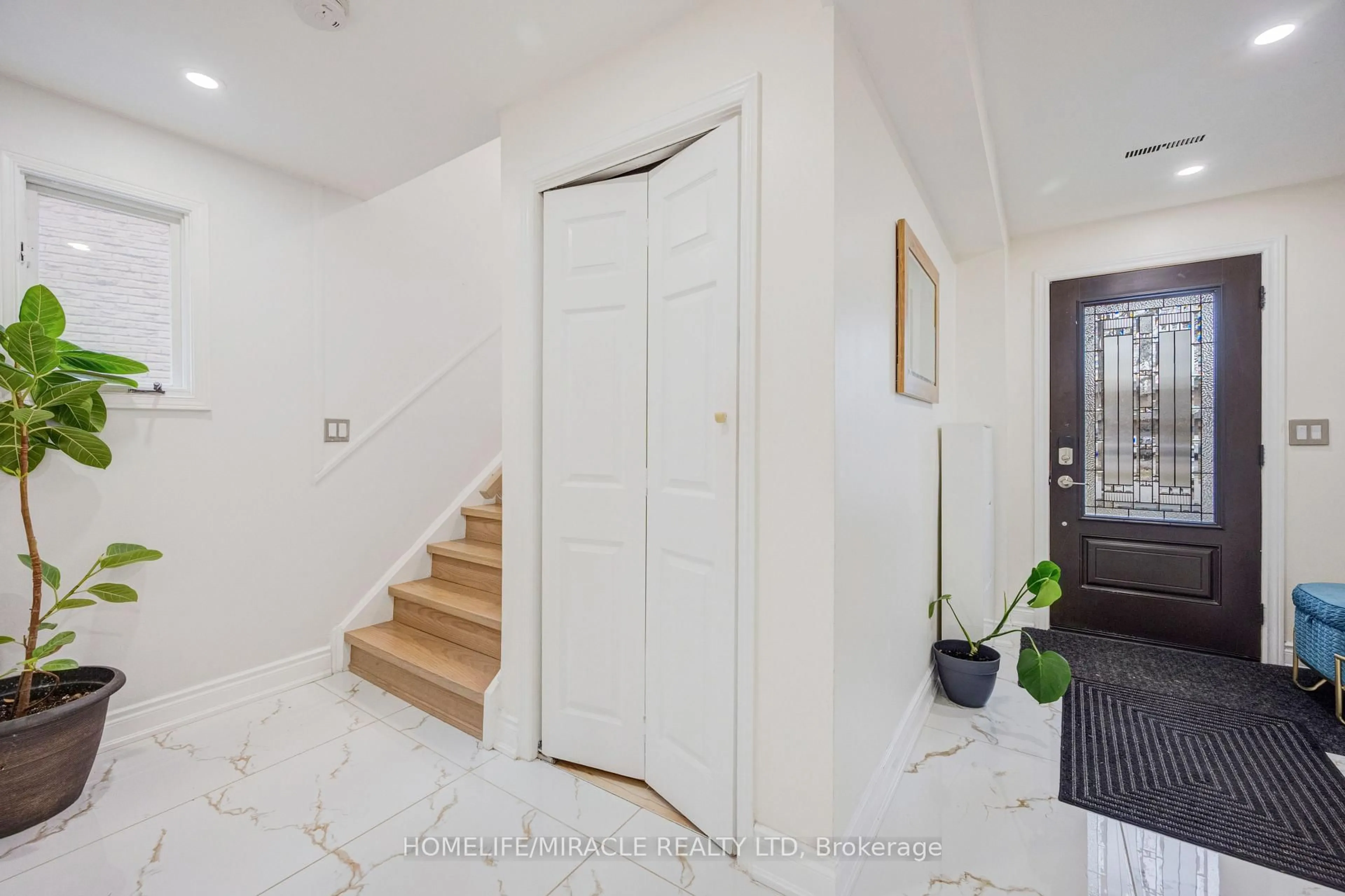 Unknown for 204 Sheraton Crt, Oakville Ontario L6L 5N3