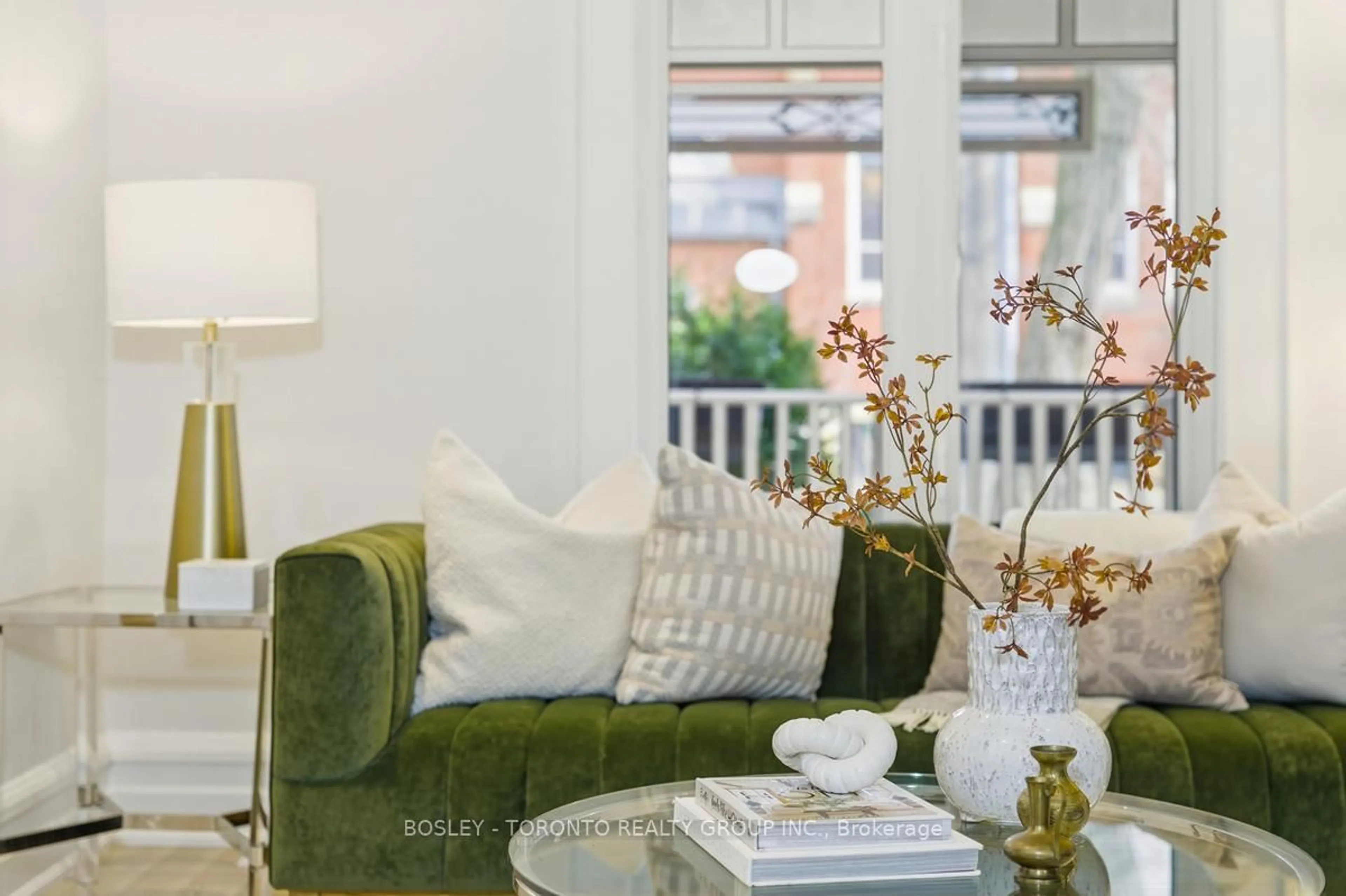 Living room with furniture, unknown for 334 Pacific Ave, Toronto Ontario M6P 2P9