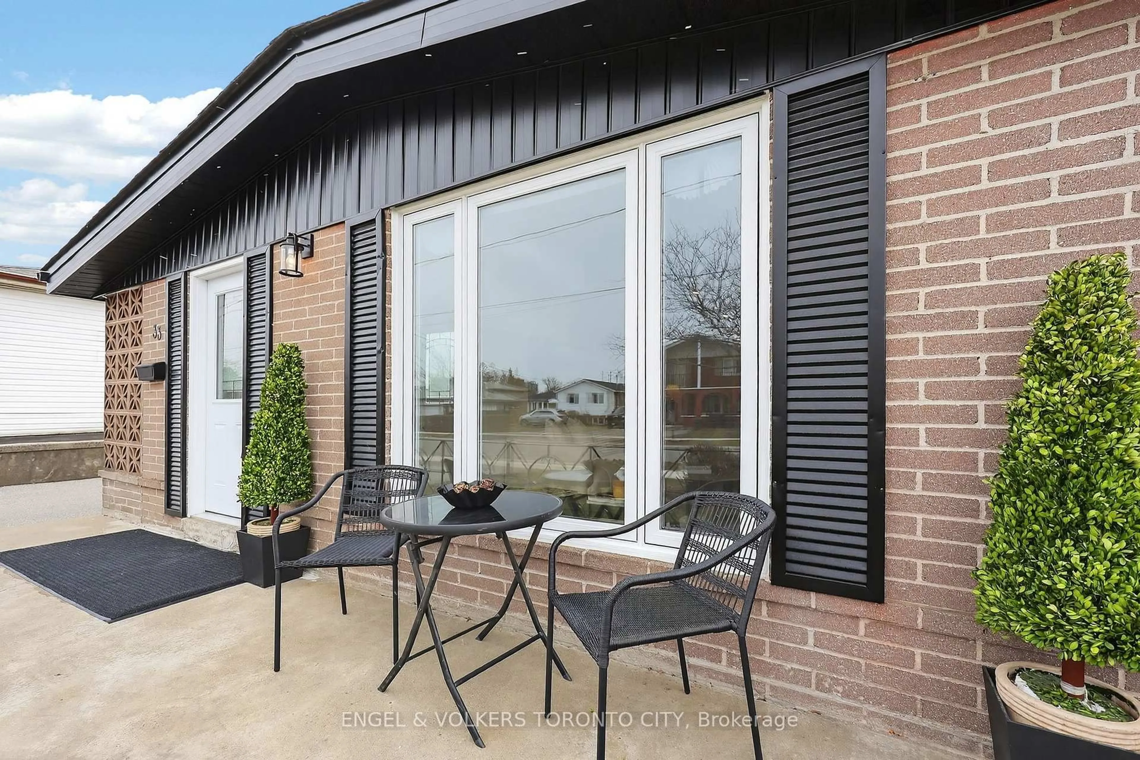 Patio, unknown for 33 Wheatsheaf Cres, Toronto Ontario M3N 1P7