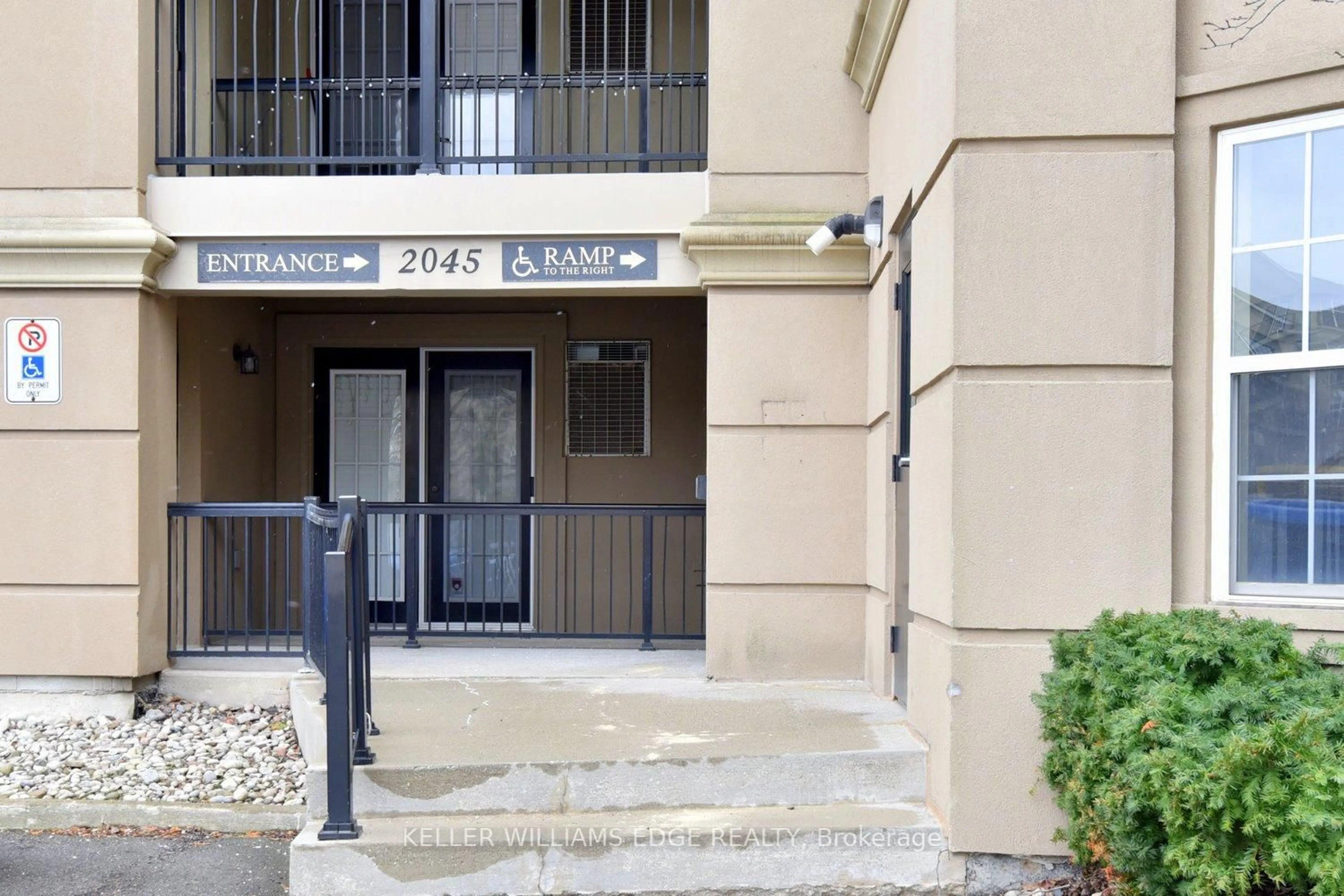 Indoor foyer for 2045 Appleby Line #203, Burlington Ontario L7L 7G9