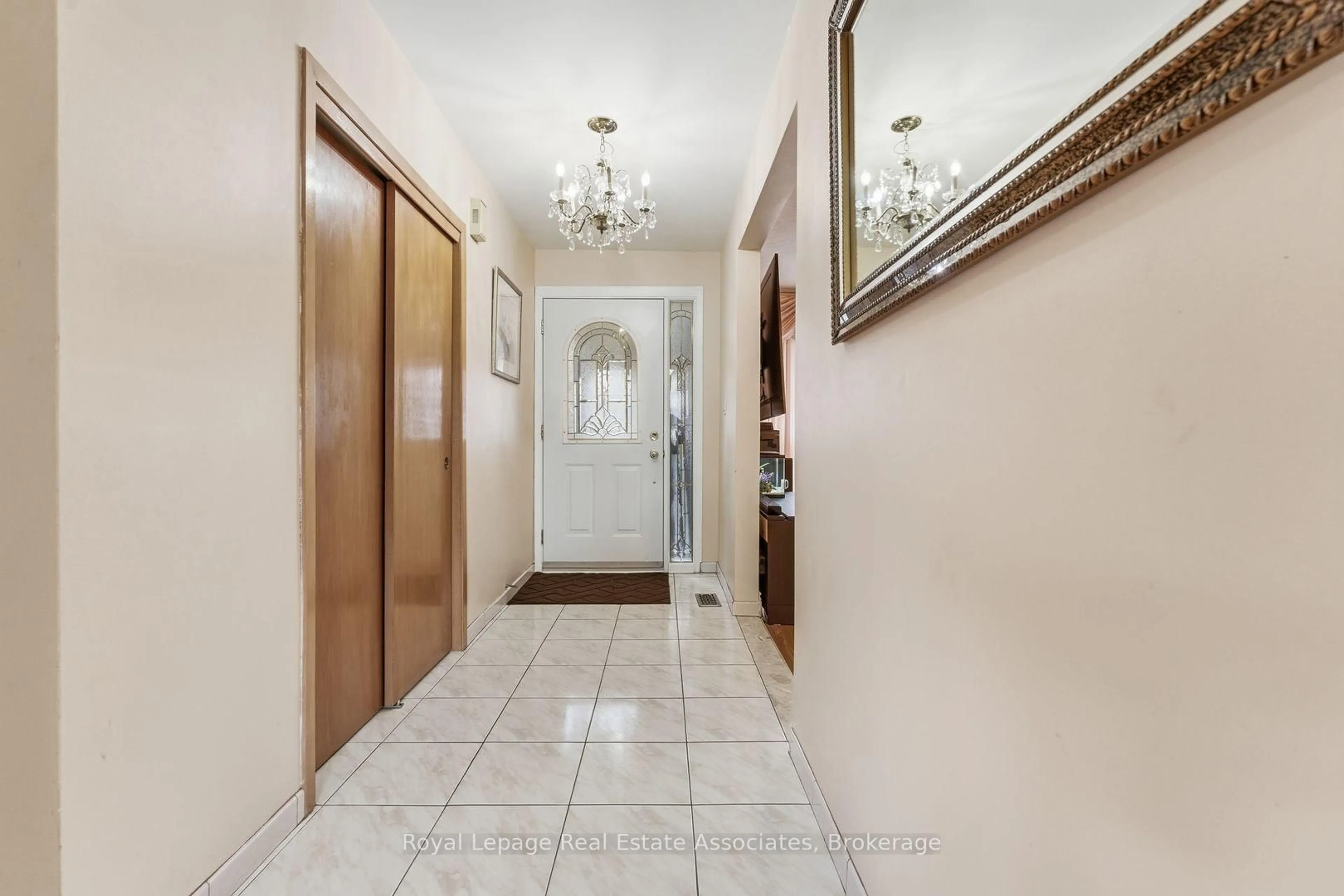 Indoor foyer for 652 Eversley Dr, Mississauga Ontario L5A 2C9