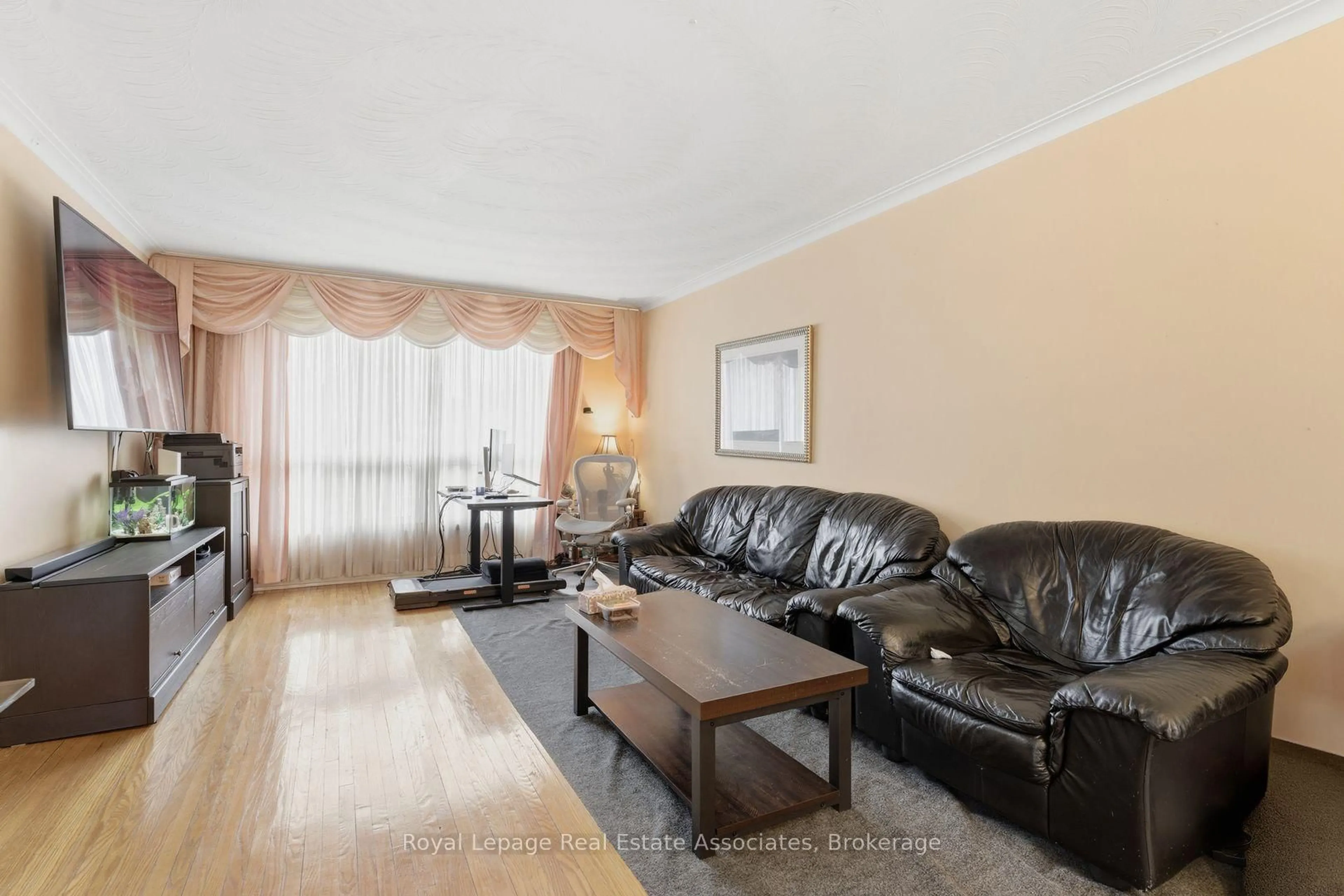 Living room with furniture, unknown for 652 Eversley Dr, Mississauga Ontario L5A 2C9