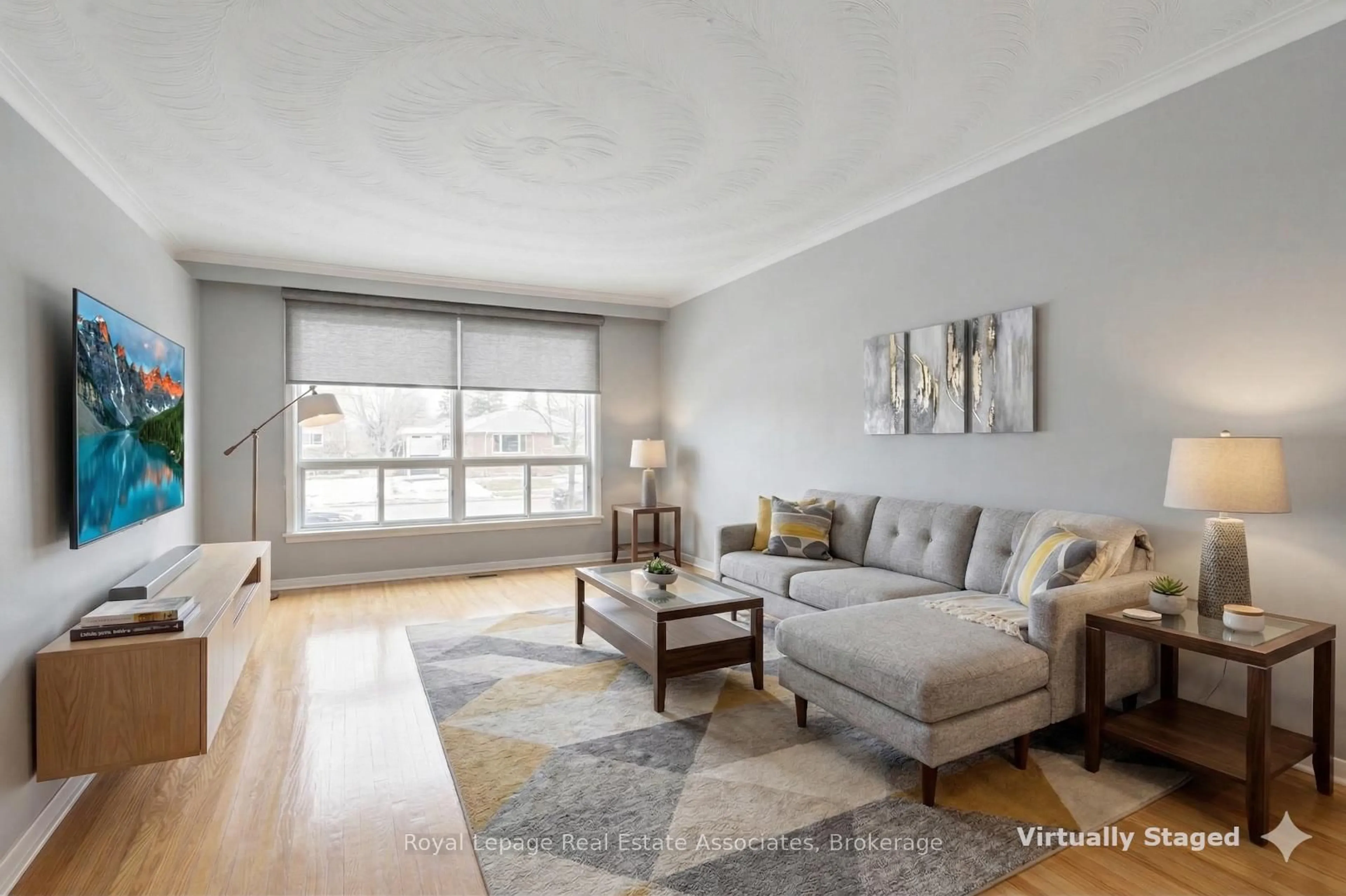 Living room with furniture, unknown for 652 Eversley Dr, Mississauga Ontario L5A 2C9