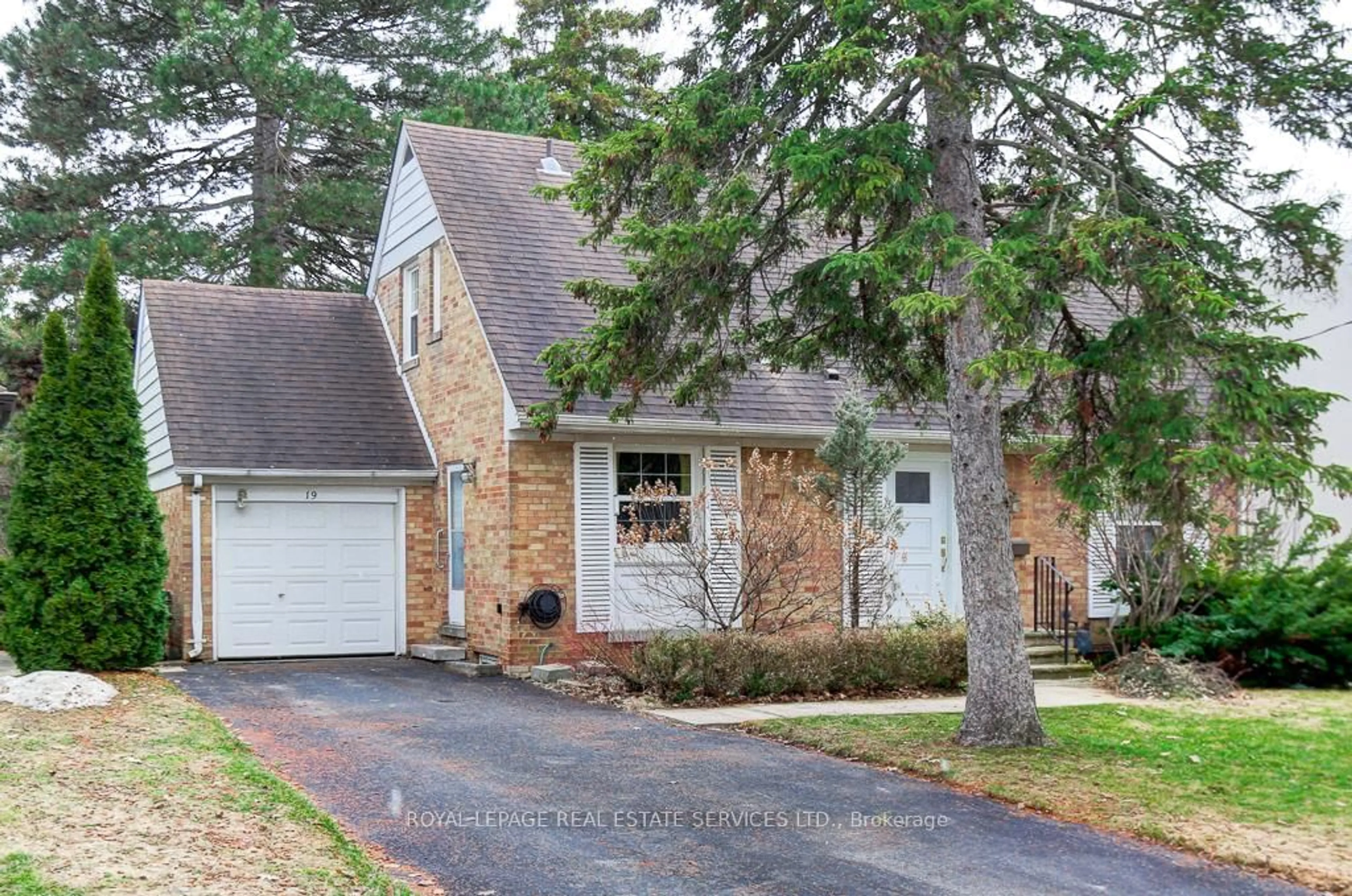 Home with vinyl exterior material, street for 19 Hilldowntree Rd, Toronto Ontario M9A 2Z4