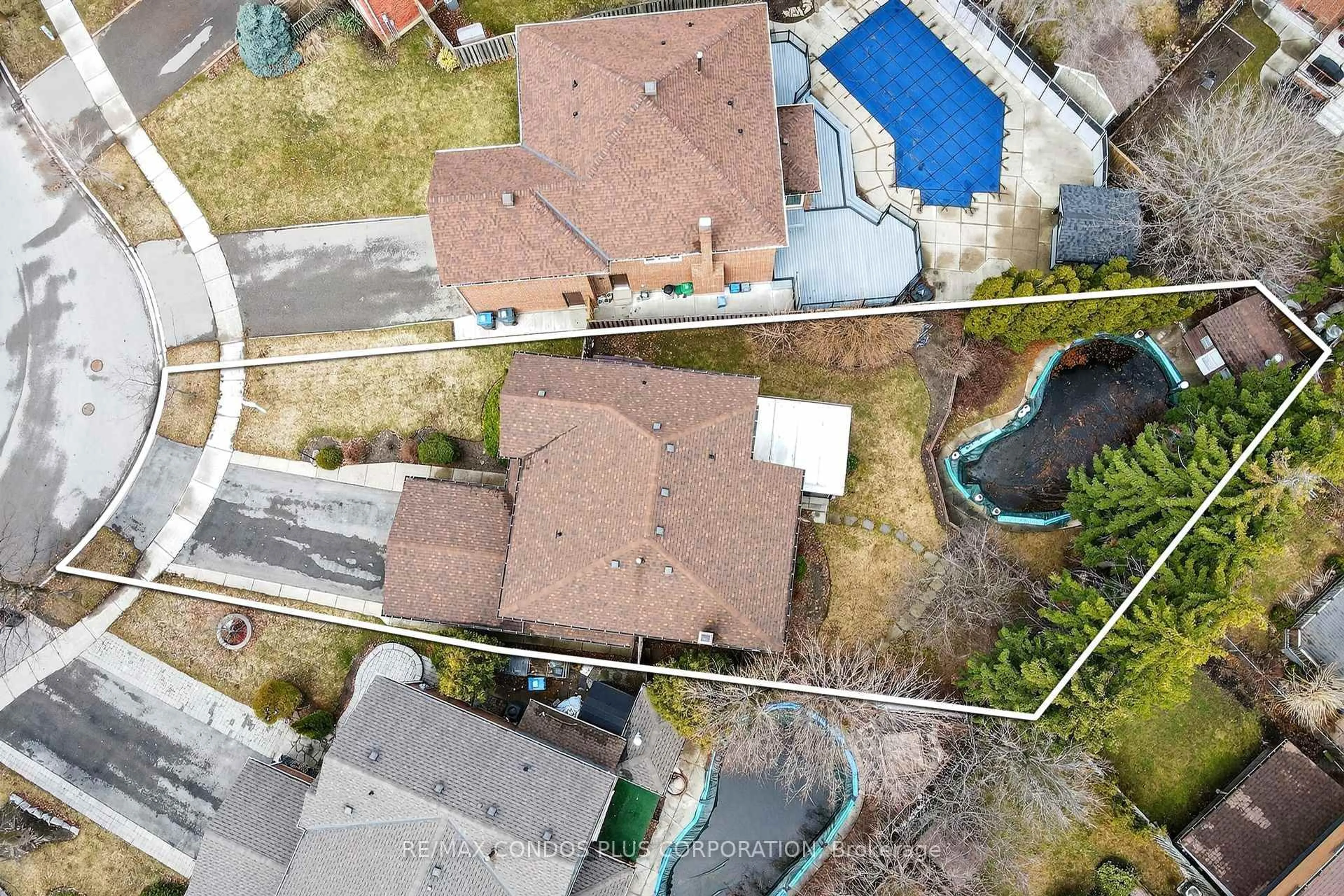 A pic from outside/outdoor area/front of a property/back of a property/a pic from drone, street for 1562 Lovelady Cres, Mississauga Ontario L4W 2Z1