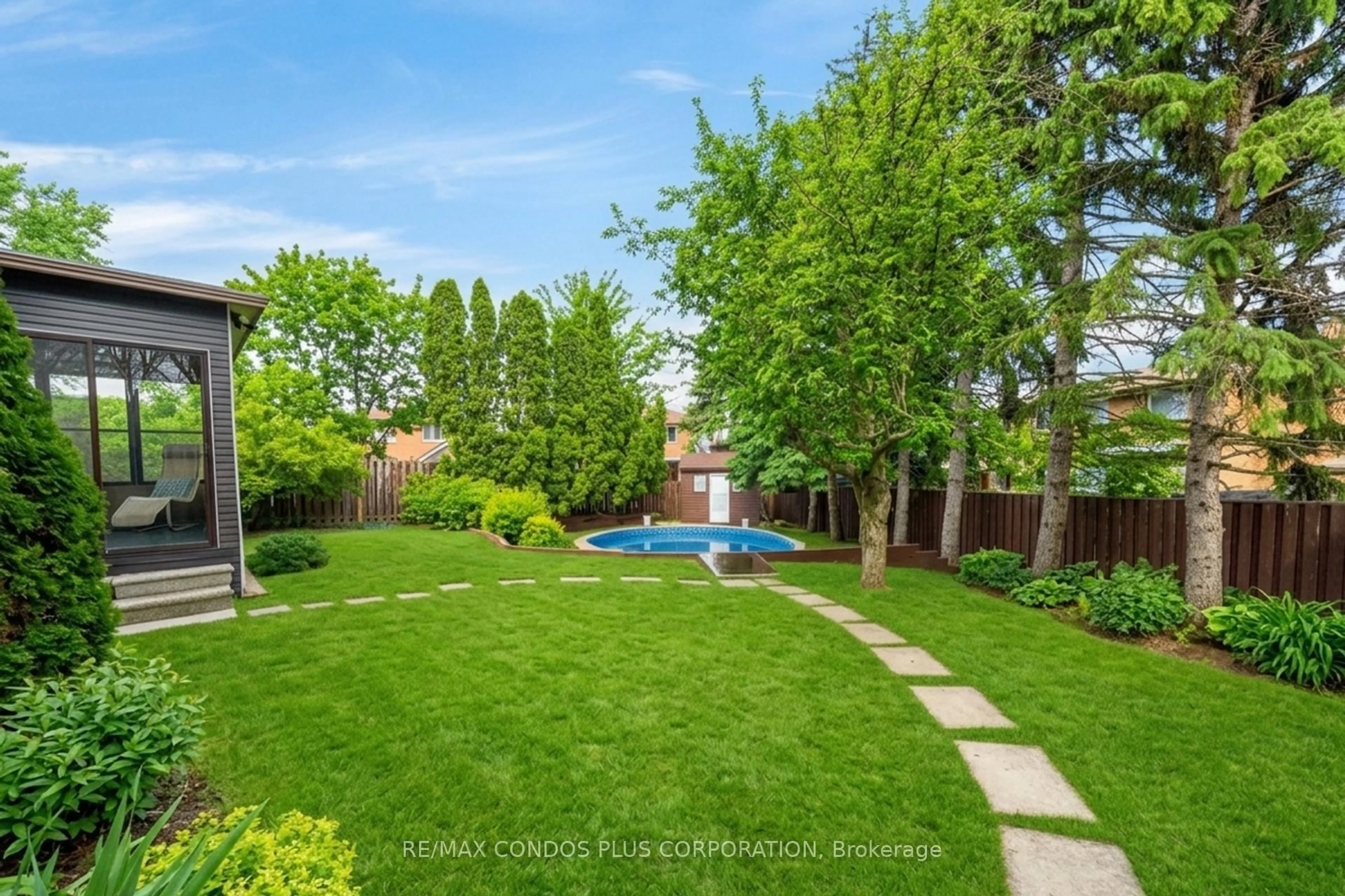 A pic from outside/outdoor area/front of a property/back of a property/a pic from drone, street for 1562 Lovelady Cres, Mississauga Ontario L4W 2Z1