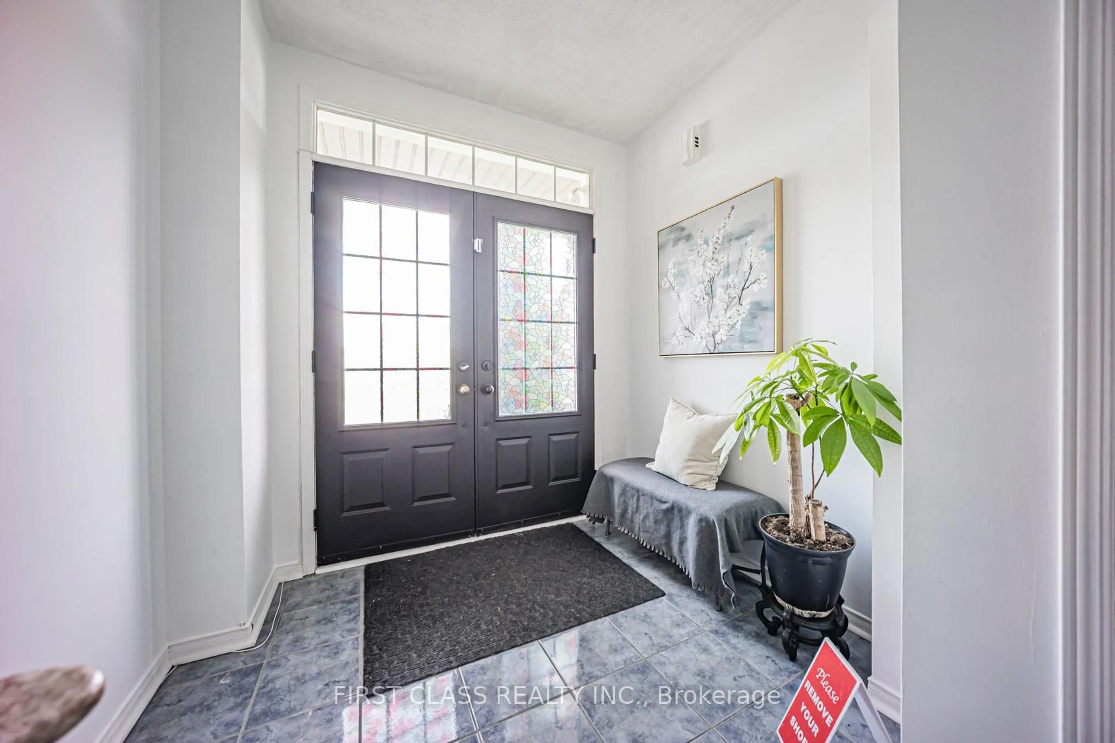 Indoor entryway for 3930 Mcdowell Dr, Mississauga Ontario L5M 6P3