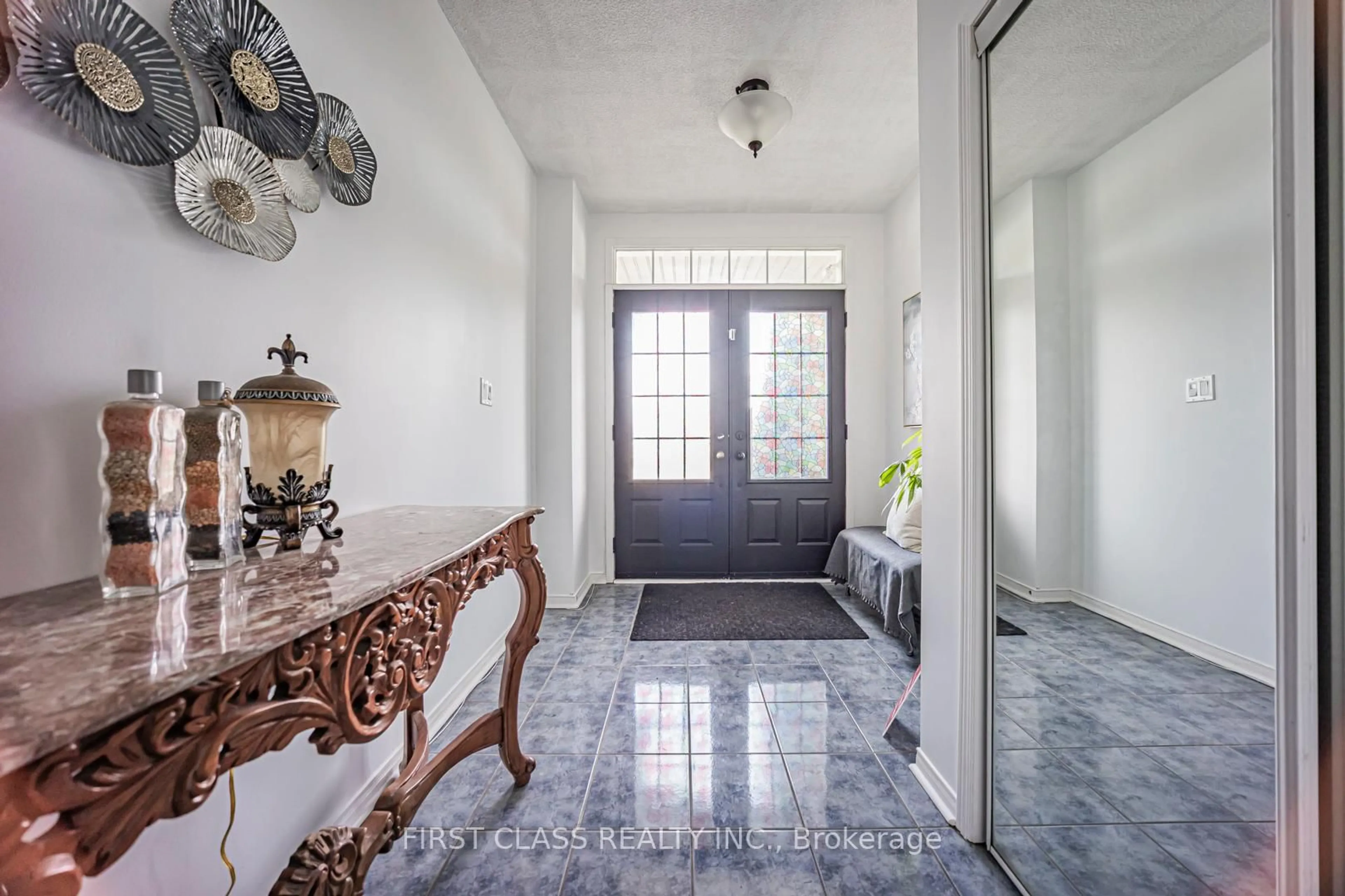 Indoor foyer for 3930 Mcdowell Dr, Mississauga Ontario L5M 6P3