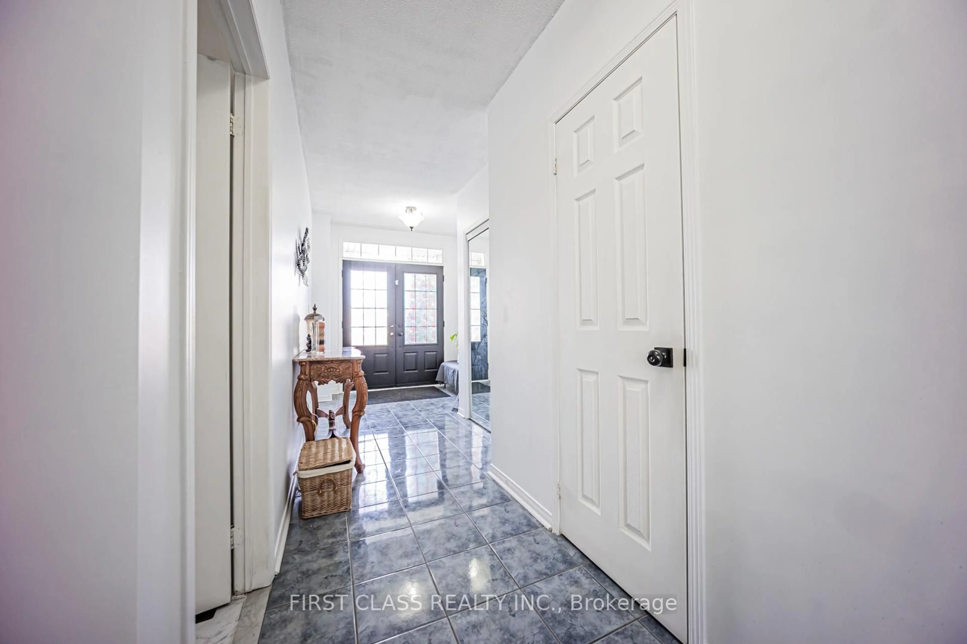 Indoor foyer for 3930 Mcdowell Dr, Mississauga Ontario L5M 6P3