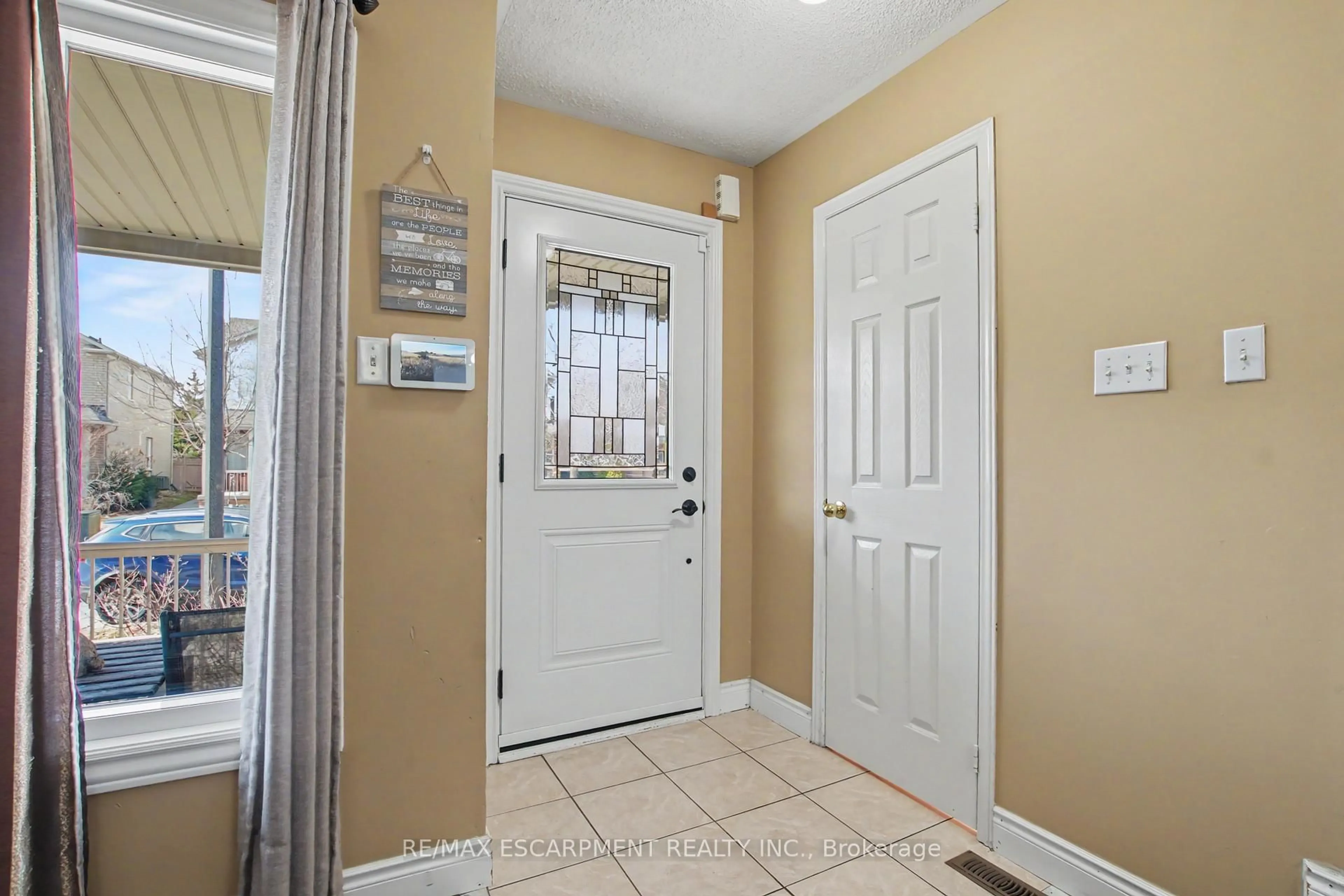 Indoor entryway for 236 Fitzgerald Cres, Milton Ontario L9T 5Y4