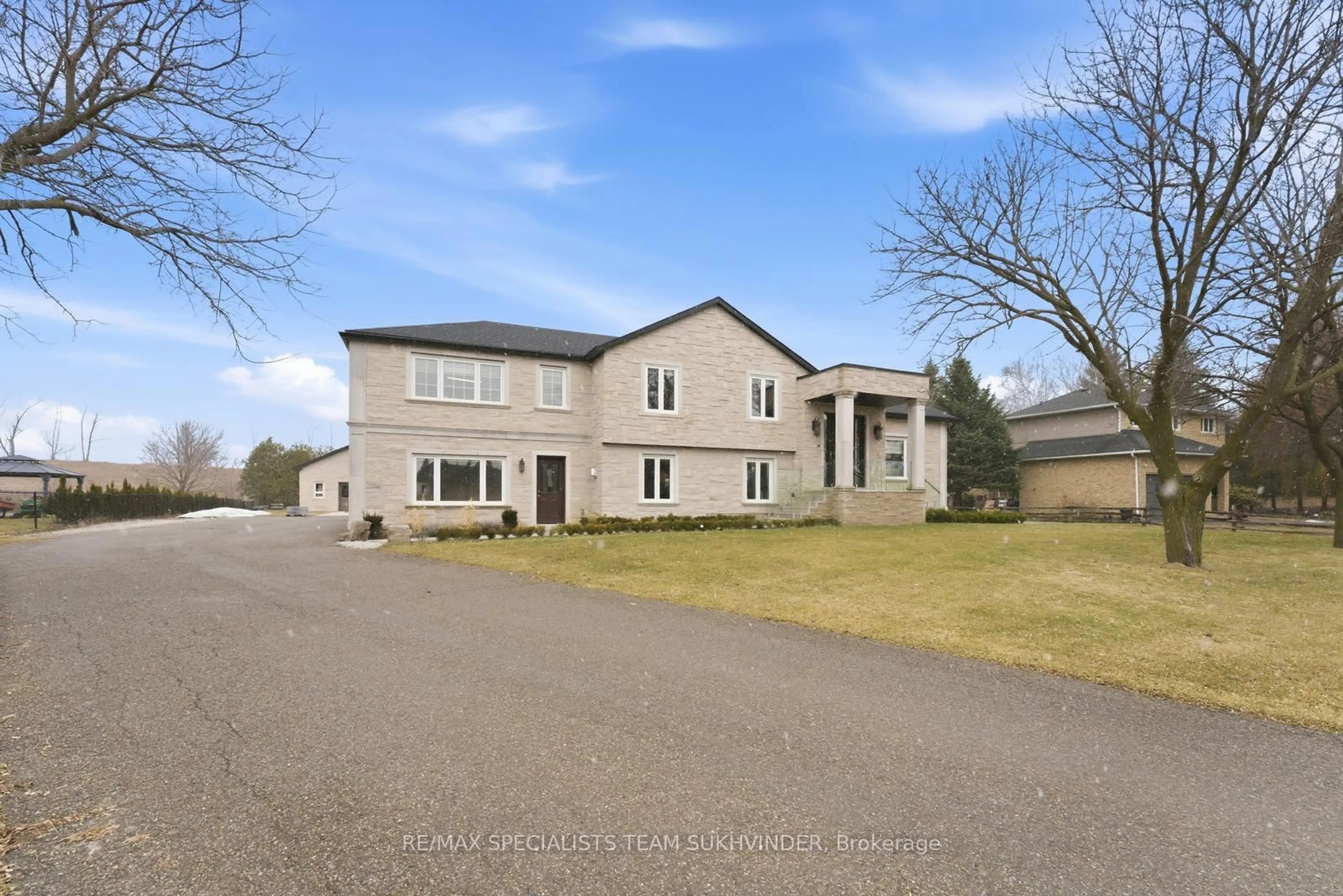 A pic from outside/outdoor area/front of a property/back of a property/a pic from drone, building for 12463 Eighth Line, Halton Hills Ontario L7G 4S4