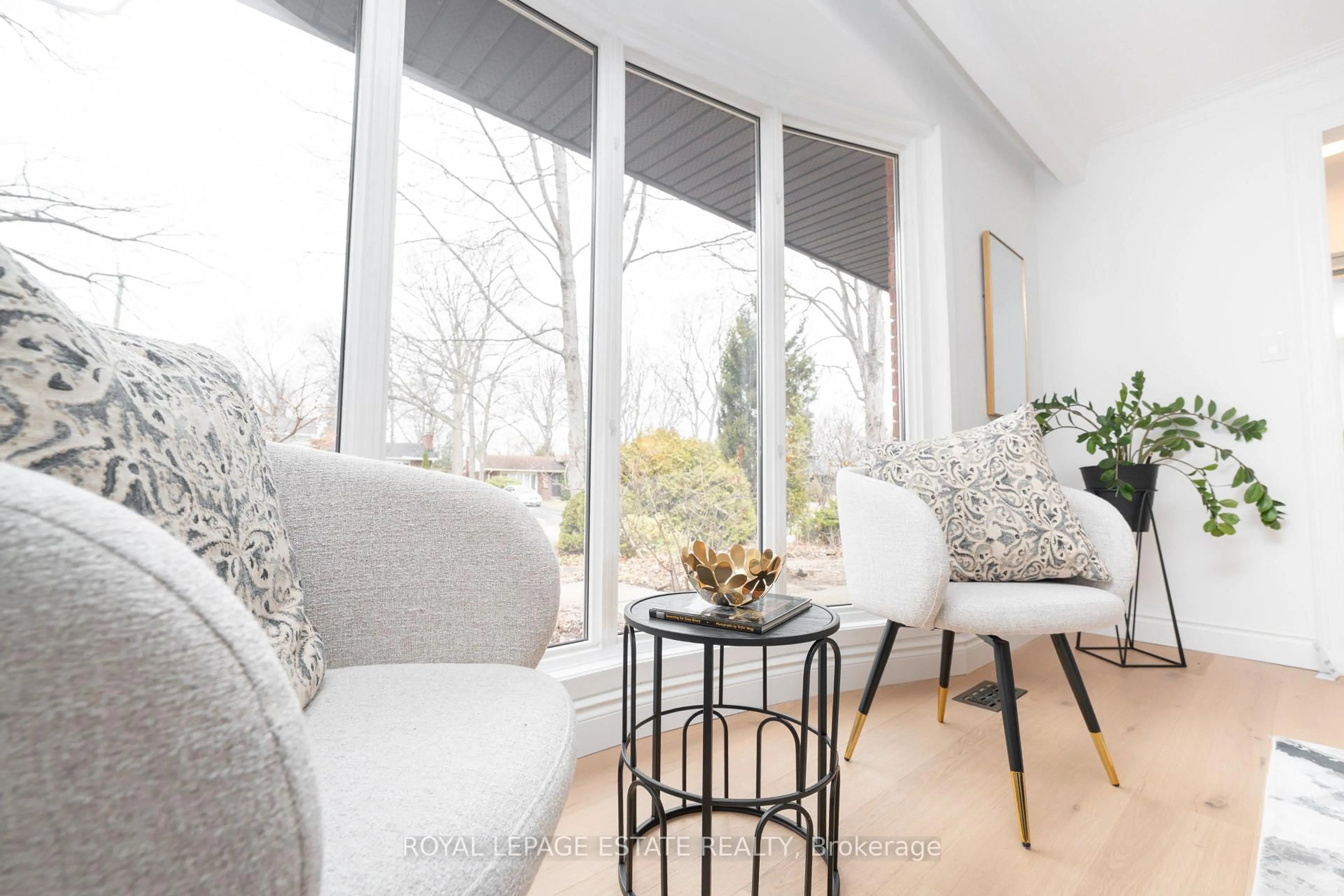 Living room with furniture, wood/laminate floor for 474 Sandlewood Rd, Oakville Ontario L6L 3S4