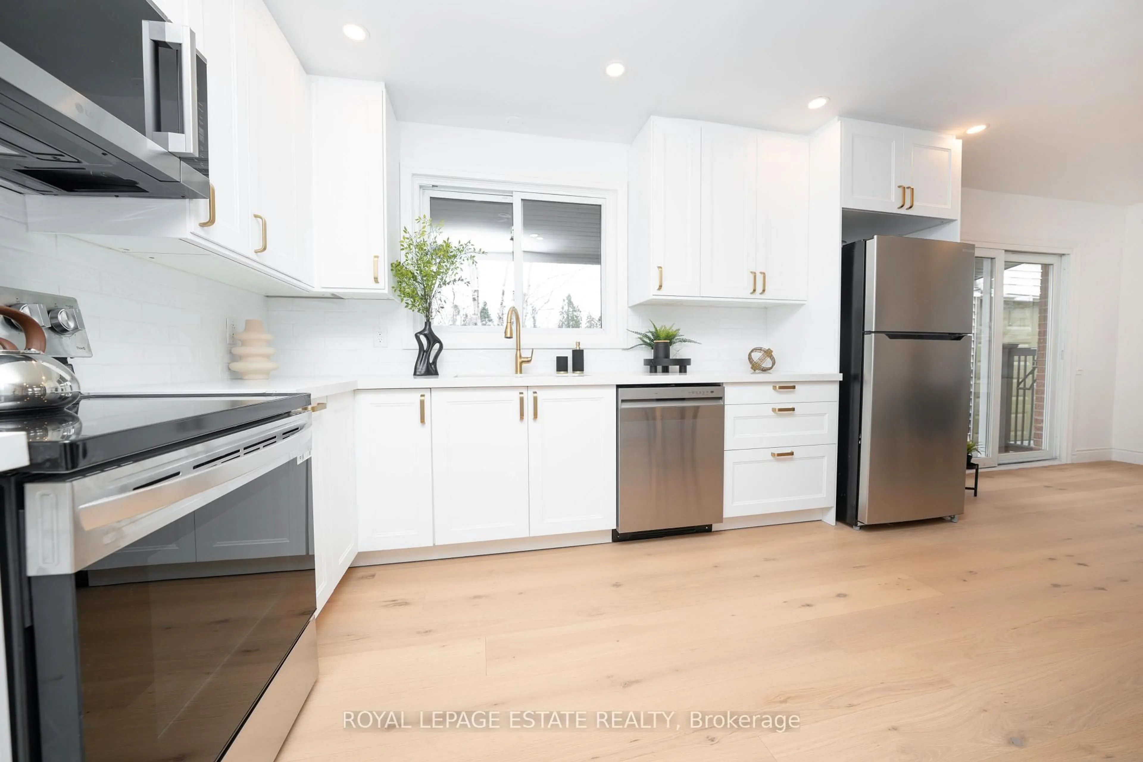 Open concept kitchen, wood/laminate floor for 474 Sandlewood Rd, Oakville Ontario L6L 3S4